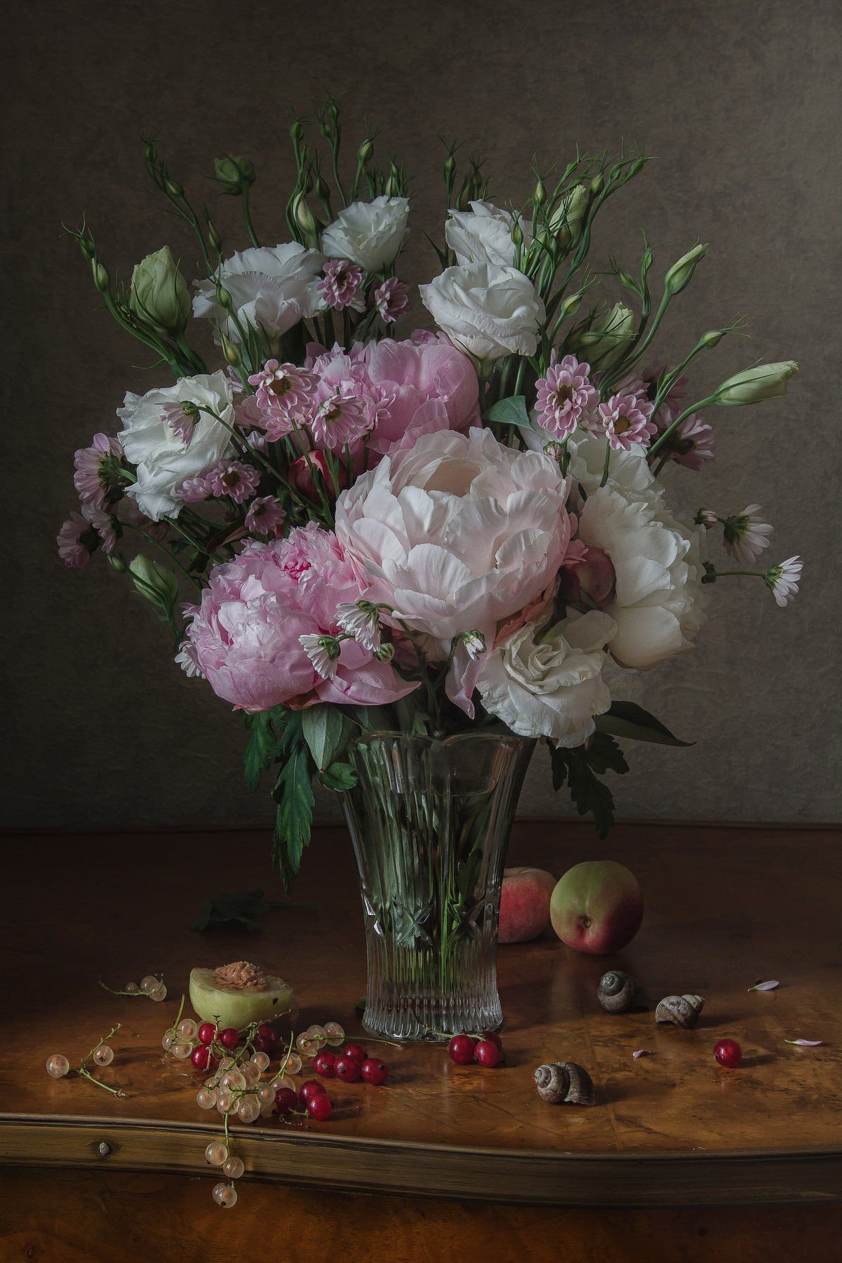 натюрморт, хрусталь, цветы, эустома, пионы, ягода, смородина, фрукты, нектарин, Анна Петина