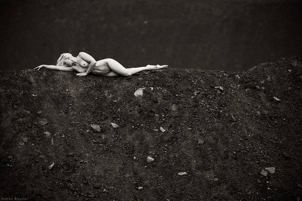 nude, erotic, woman, bokeh, dof, coal, hill, dark, emotion, sw, bw, monochrome, Stefan Beutler