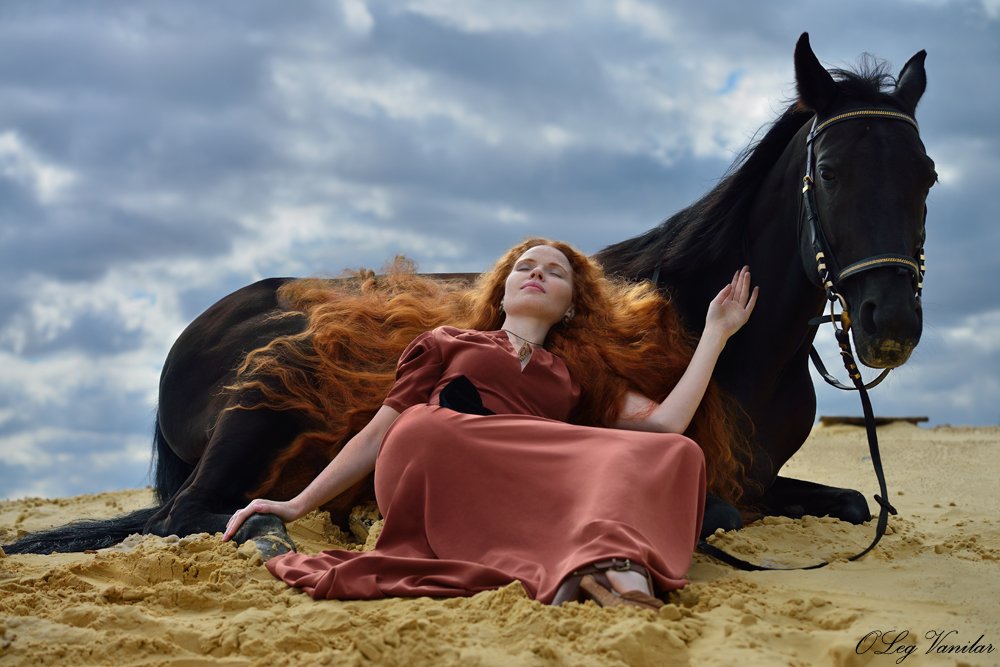 Рыже черная лошадь. Девушка на коне. Рыжая девушка на коне.