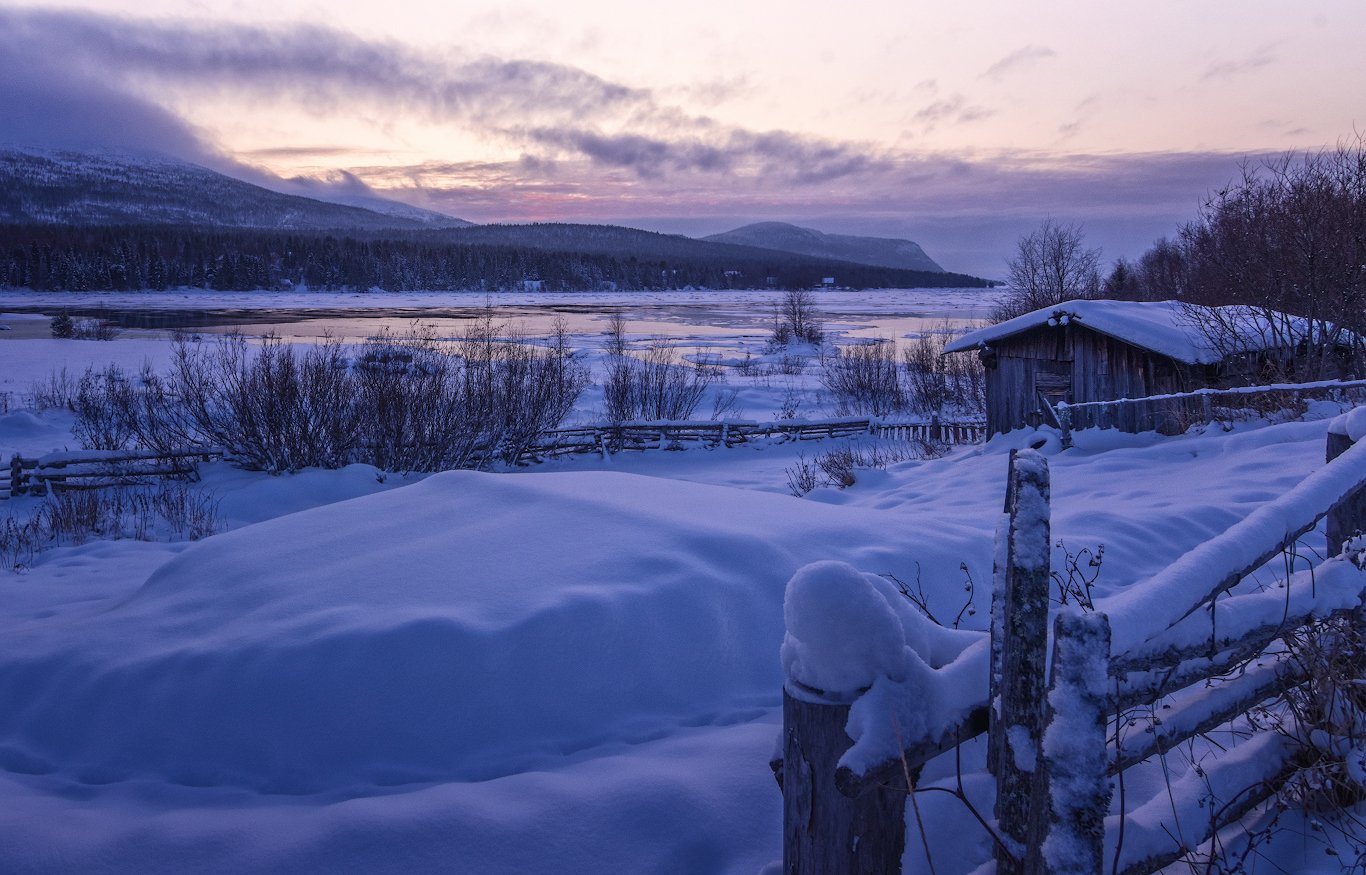 заполярье,снег,лед,блики заката,суровая красота,домики., Анатолий Салтыков