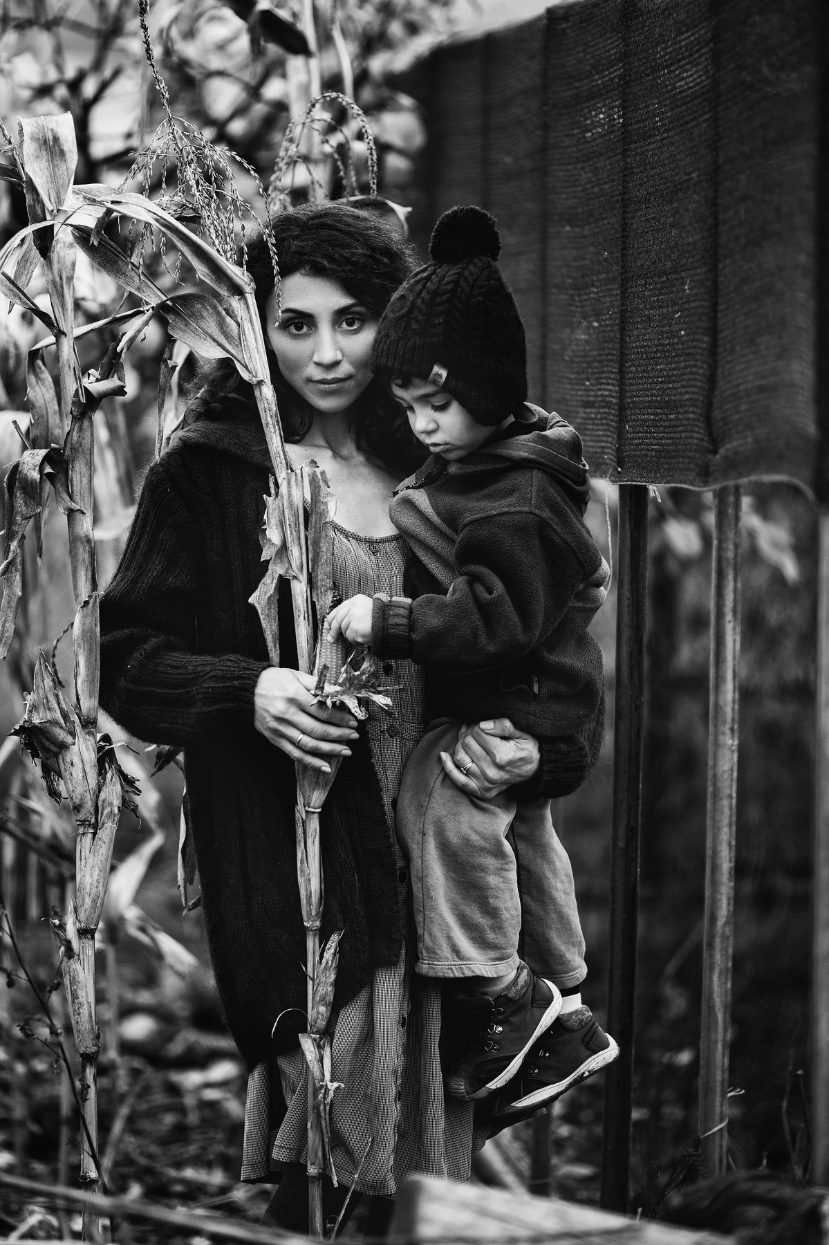 Портрет, черно-белое фото, мама, сын, кукуруза, осень, осенняя фотосессия , , Мария Братан