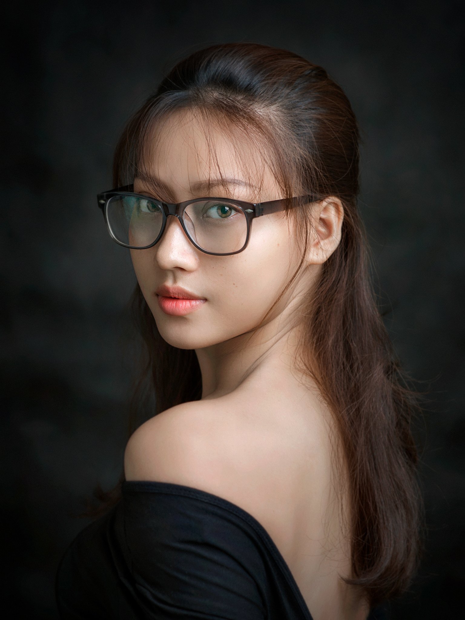 portrait, people, face, hair, studio, dark, light, asian, vietnam, vietnamese, young, attractive, lips, female, girl, eyes, glasses, nerd, nerdy, Hoang Viet Nguyen