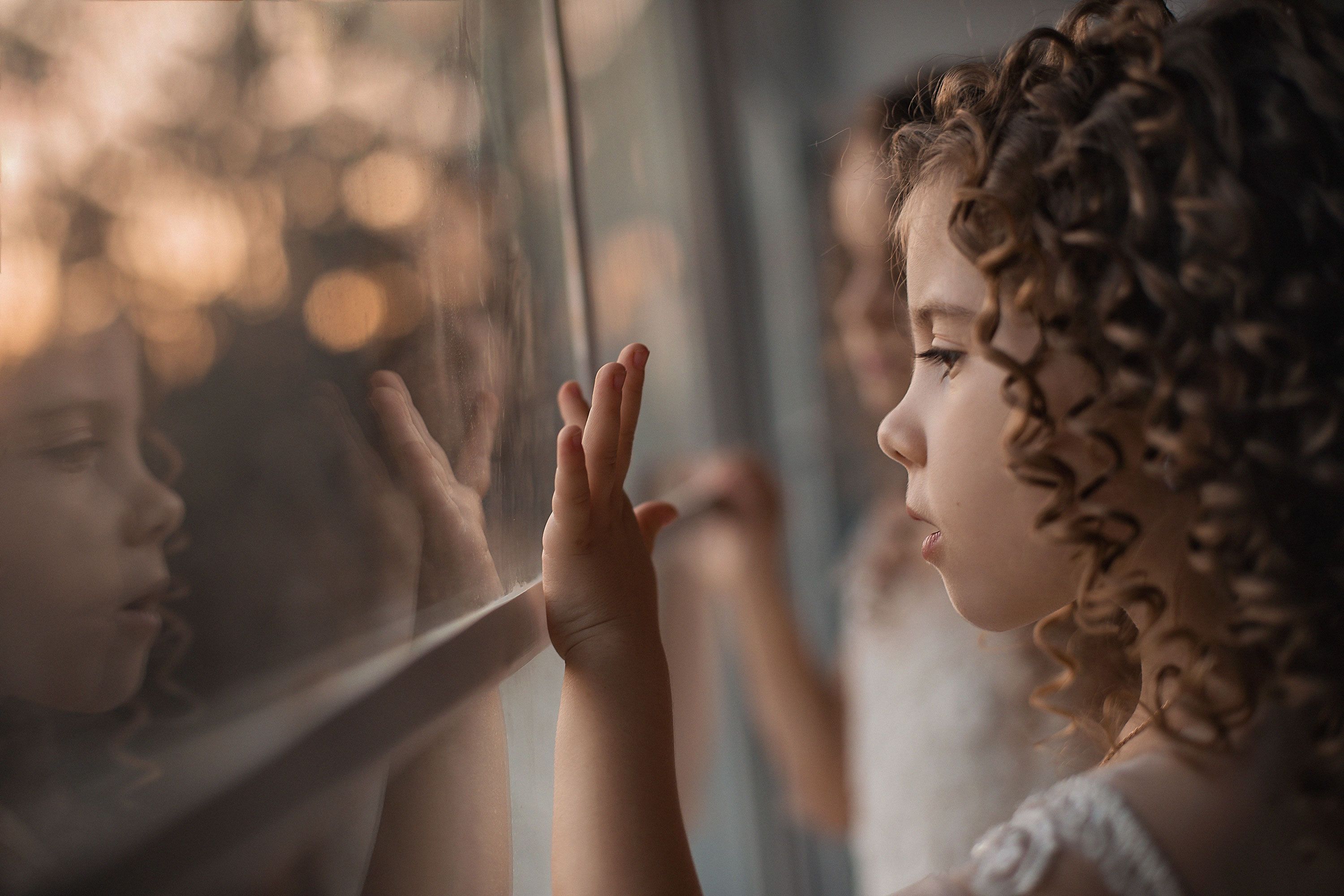 детский портрет, отражение, детский фотограф, кудряшки, окно, Александра Пименова