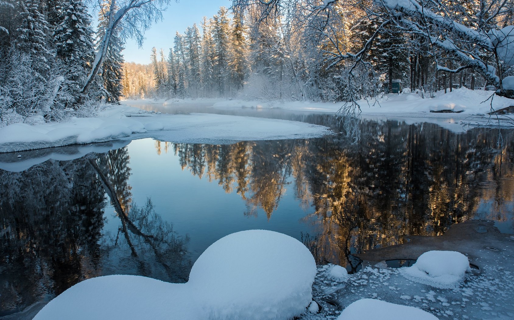 река мороз снег сугробы отражения лес зима вода, Юрий Мальцев