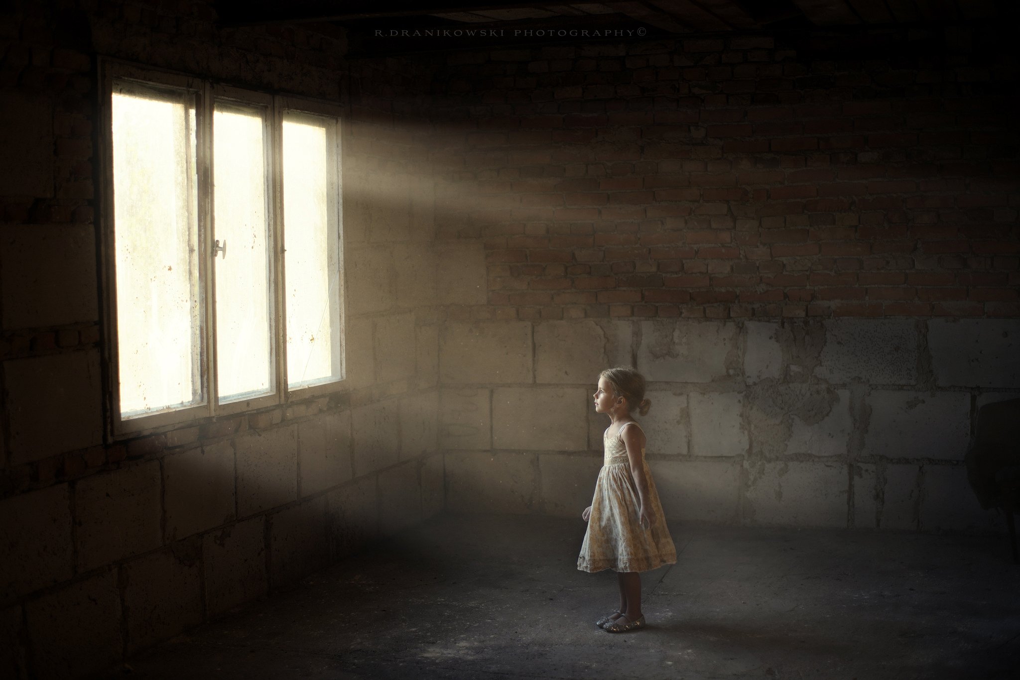 magic light little girl window девушка sunlight mist окно девчушка dranikowski child, Radoslaw Dranikowski