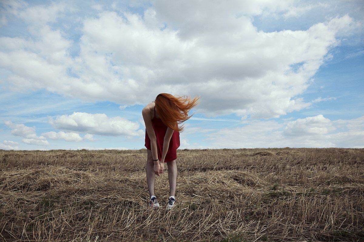 девушка, осень, поле, облака, рыжий, Андрей Ларионов