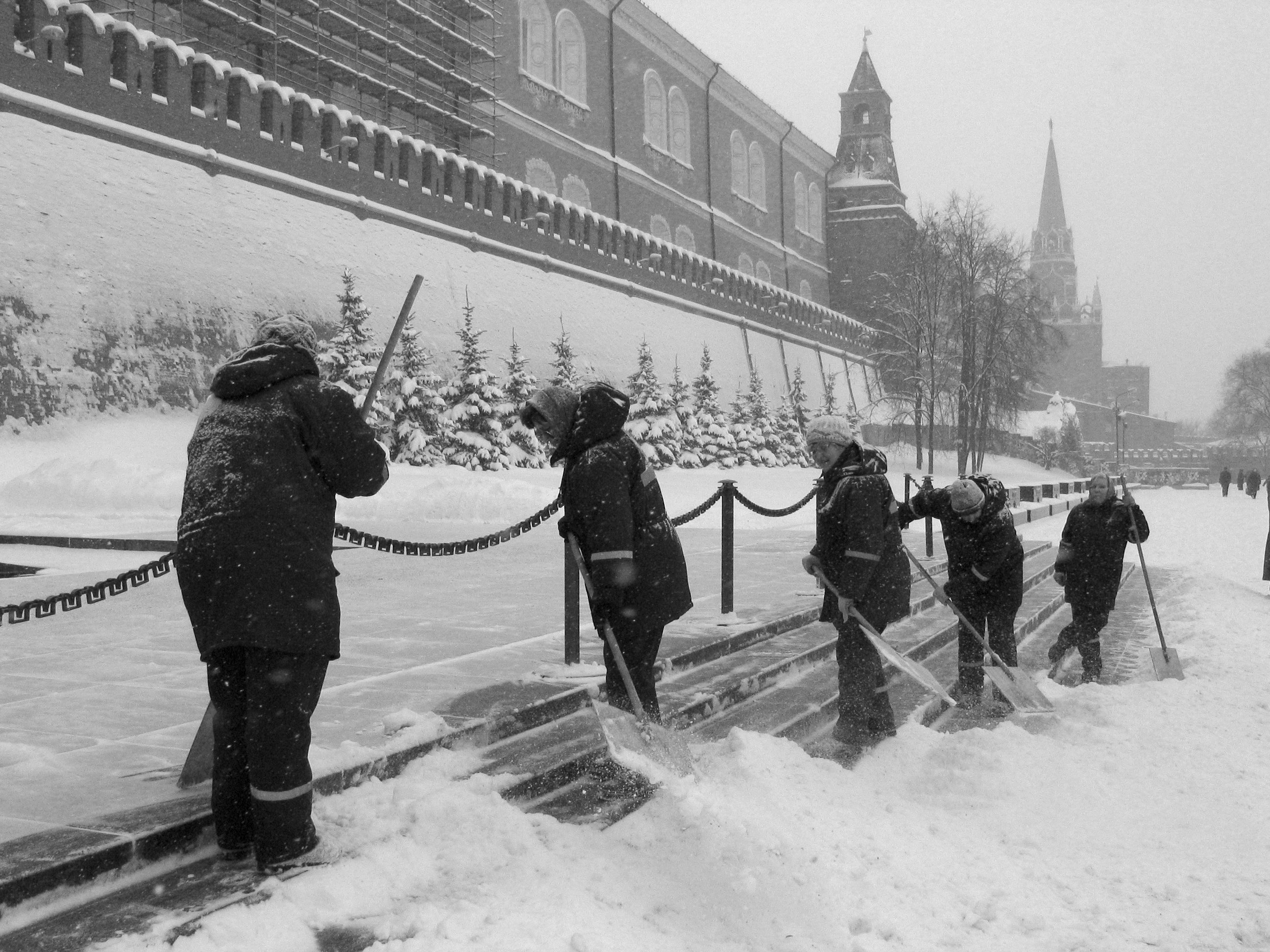 кремль, снег, вьюга, снегопад, замело, лопата, дворник, уборка, Дмитрий Ткаченко