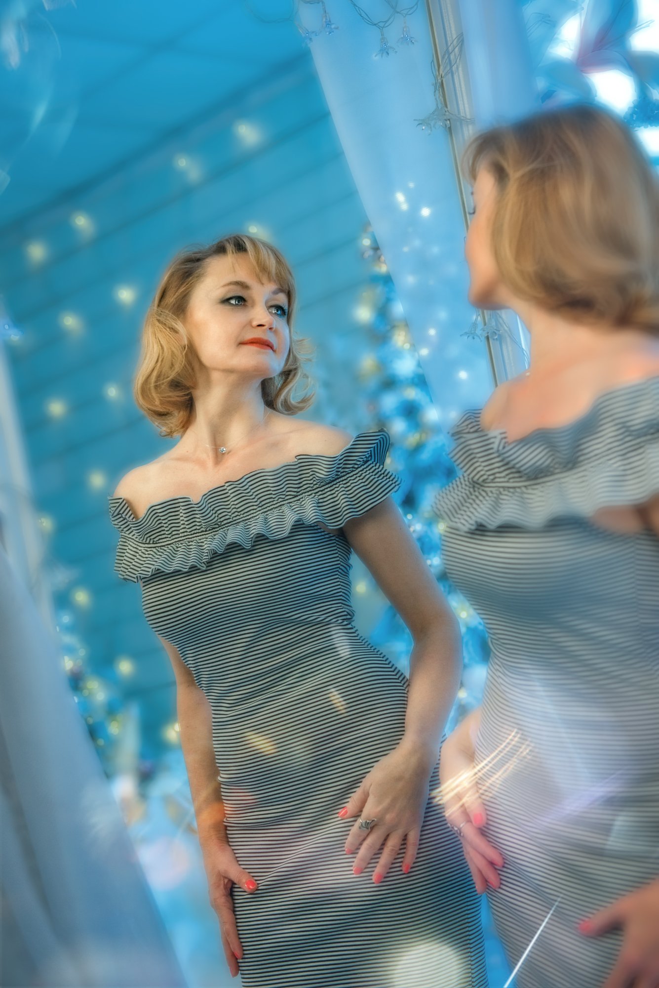 женщина зеркало отражение стоит красиво новыйгод, Андрей Володин
