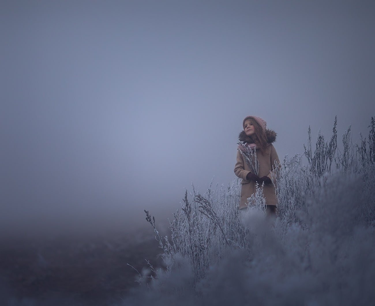 Оделась туманом. Фотосессия в тумане. Девушка в тумане. Фотосессия в тумане девушка. Любовь в тумане.