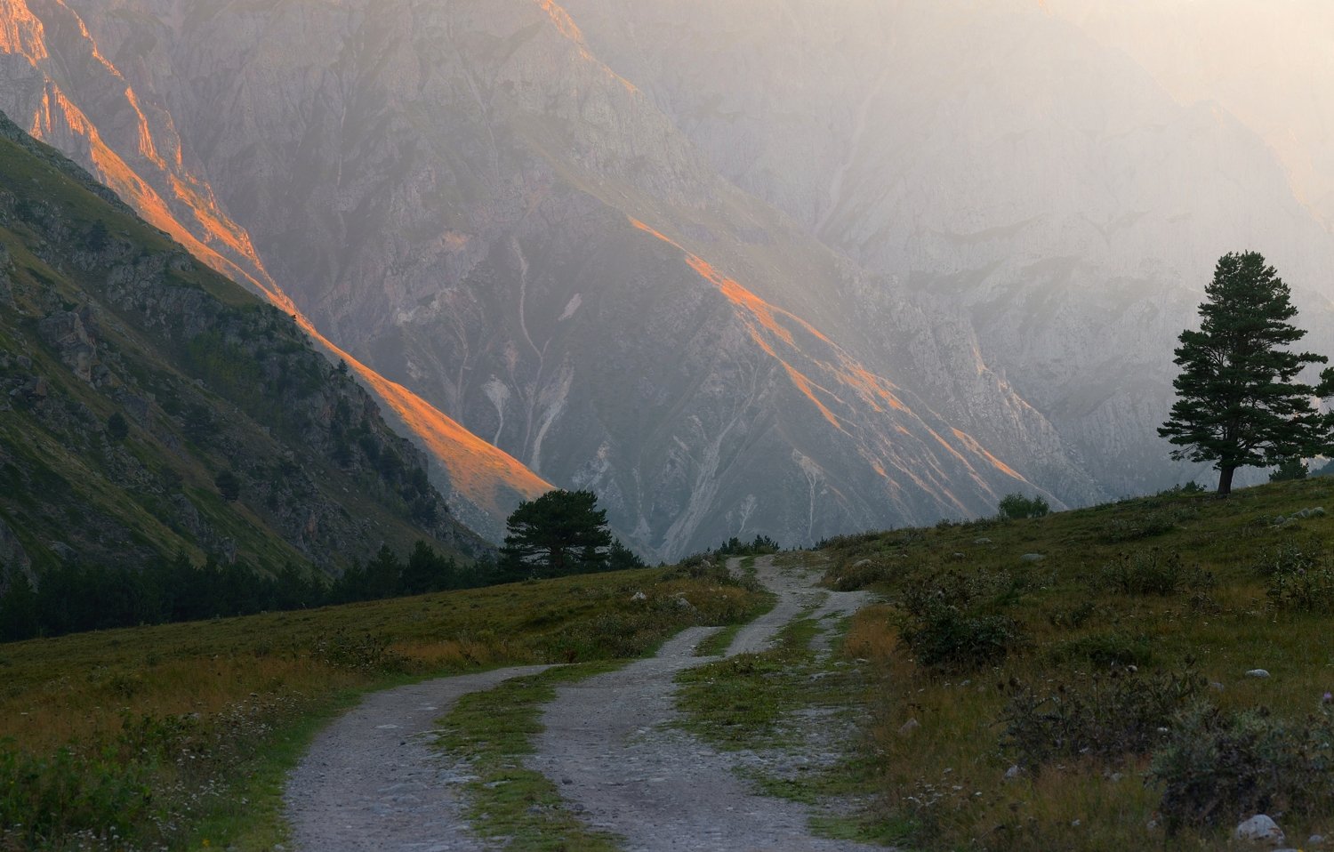 Рассвет в горах Осетии