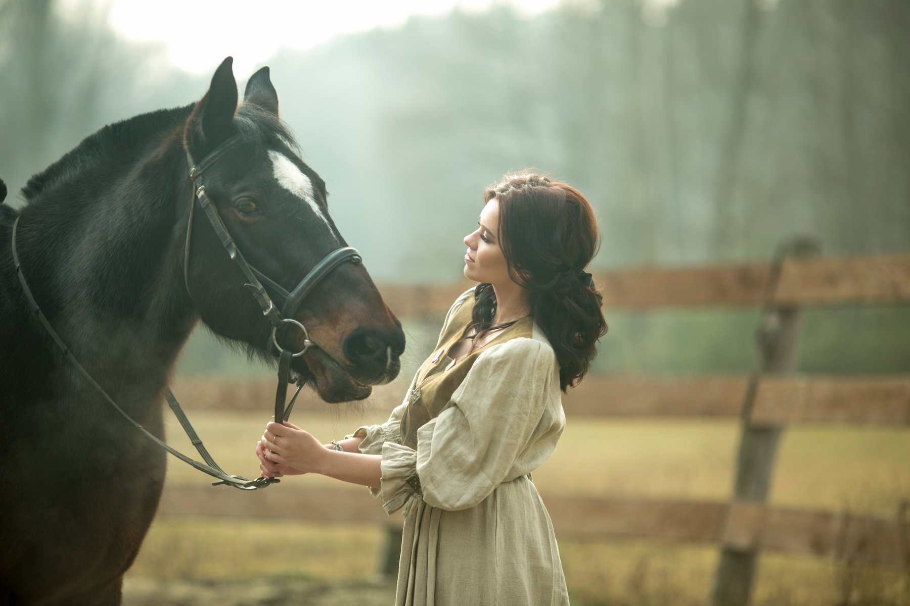 Девушка с лошадью видео. Женский портрет на лошади. Лошадь девушка в оделяе.