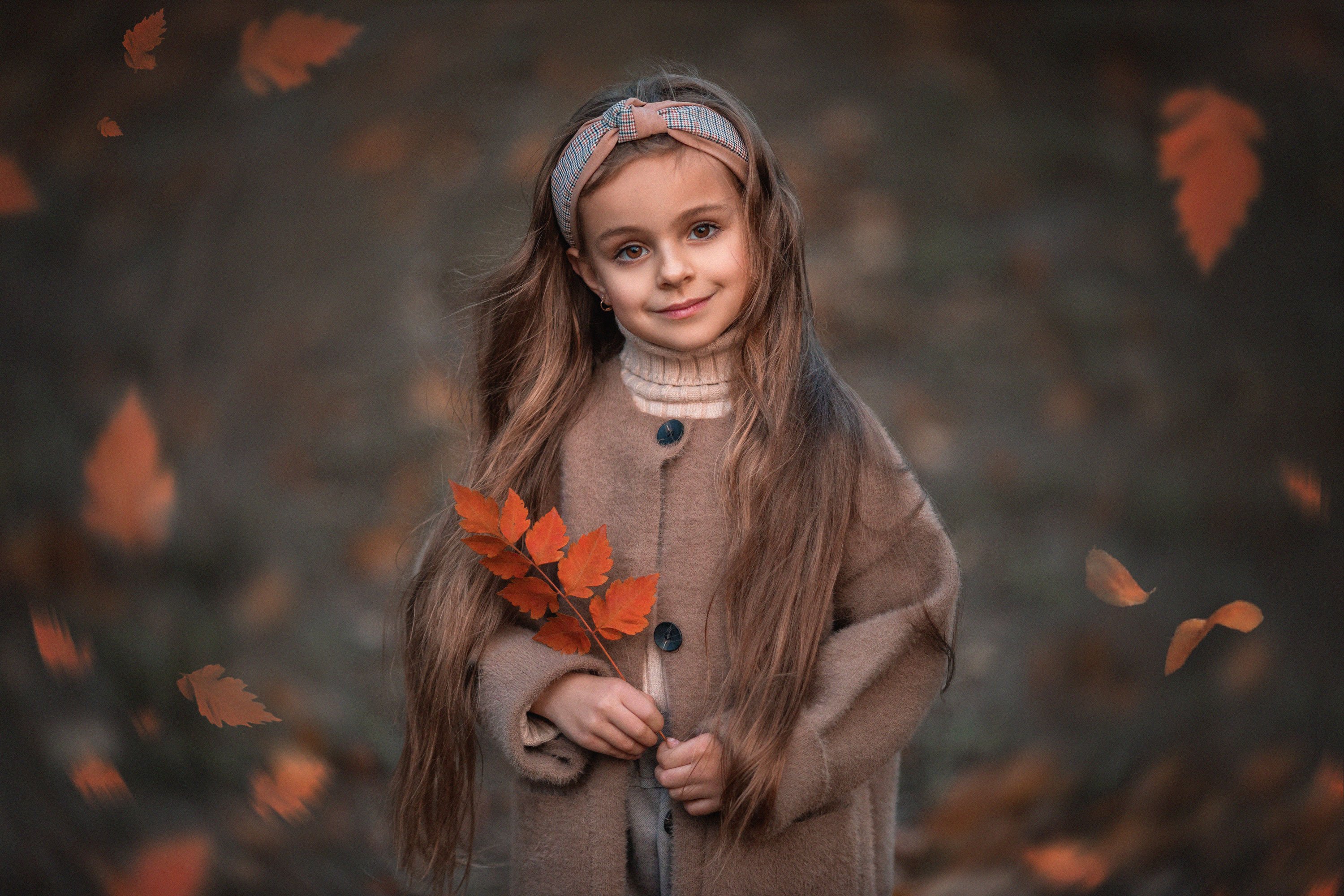 осень, портрет, осенние листья, взгляд, детская фотосессия, детский портрет, Александра Пименова