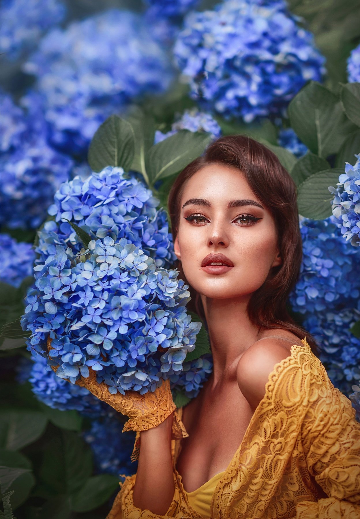 девушка,гортензия,синие цветы,желтый цвет,весна,цветущий сад,портрет,красивая девушка, Ilona Baimova