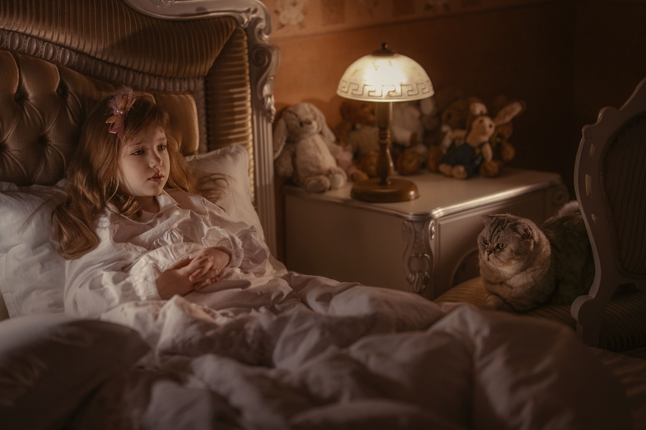 девочка друзья  детство вечер дом уют дружба кот детская комната постель кровать вечер, Марина Еленчук