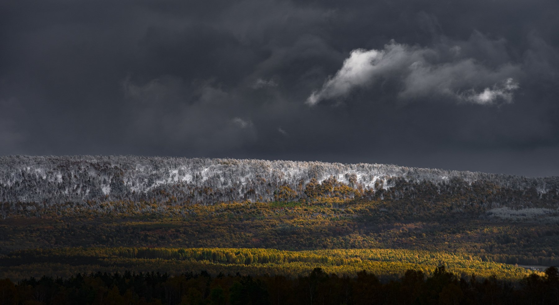 гора, хребет, осень, деревья, лес, снег, тучи, тень, облака, Челябинская область, Илья Логачёв