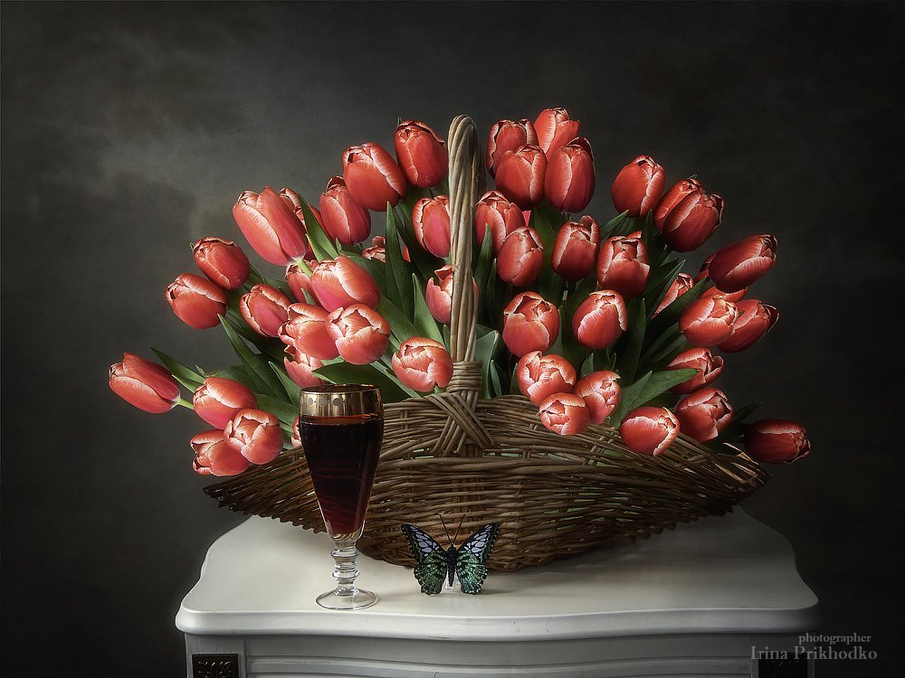 натюрморт, весна, цветы, тюльпаны, флористика, цветочная корзина, вино, ретро, Ирина Приходько