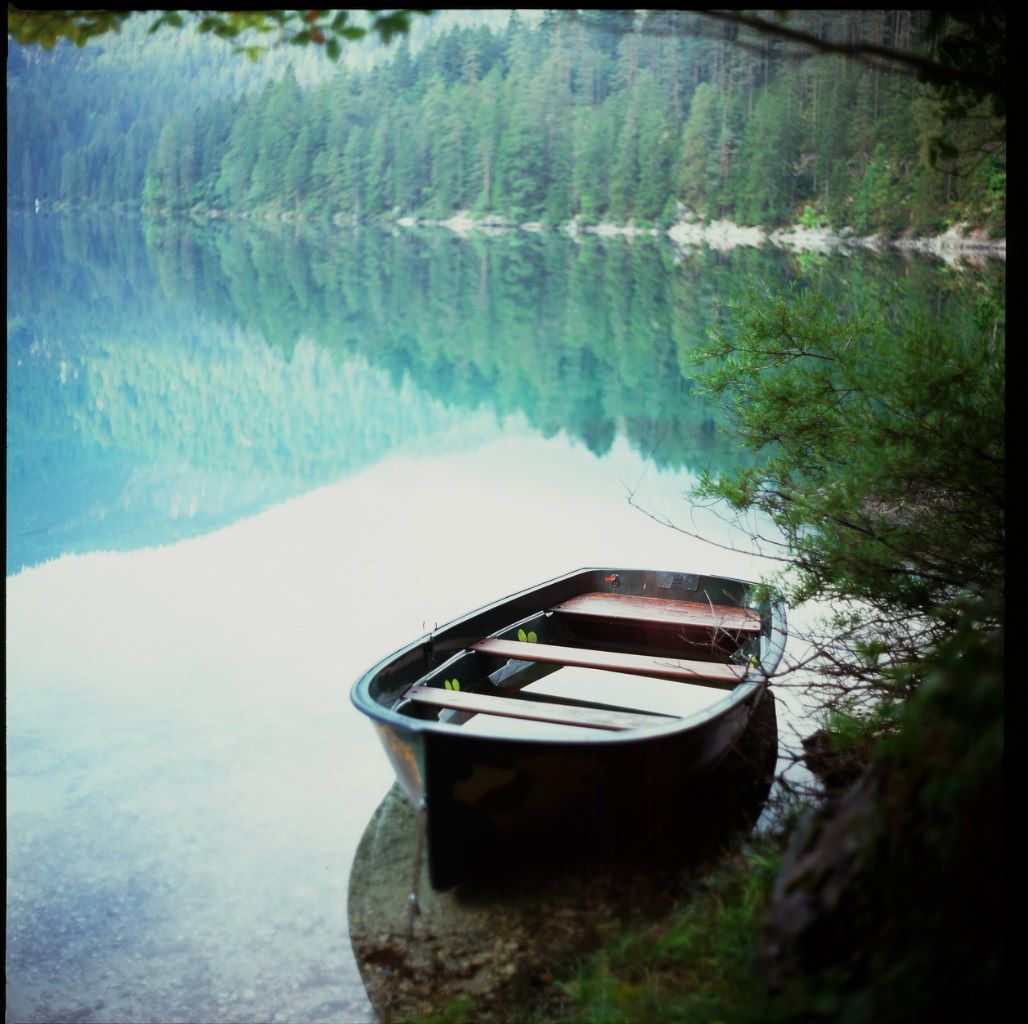 горы, озеро, горное озеро, лодка, отражение, лес, Евгений Молодцов