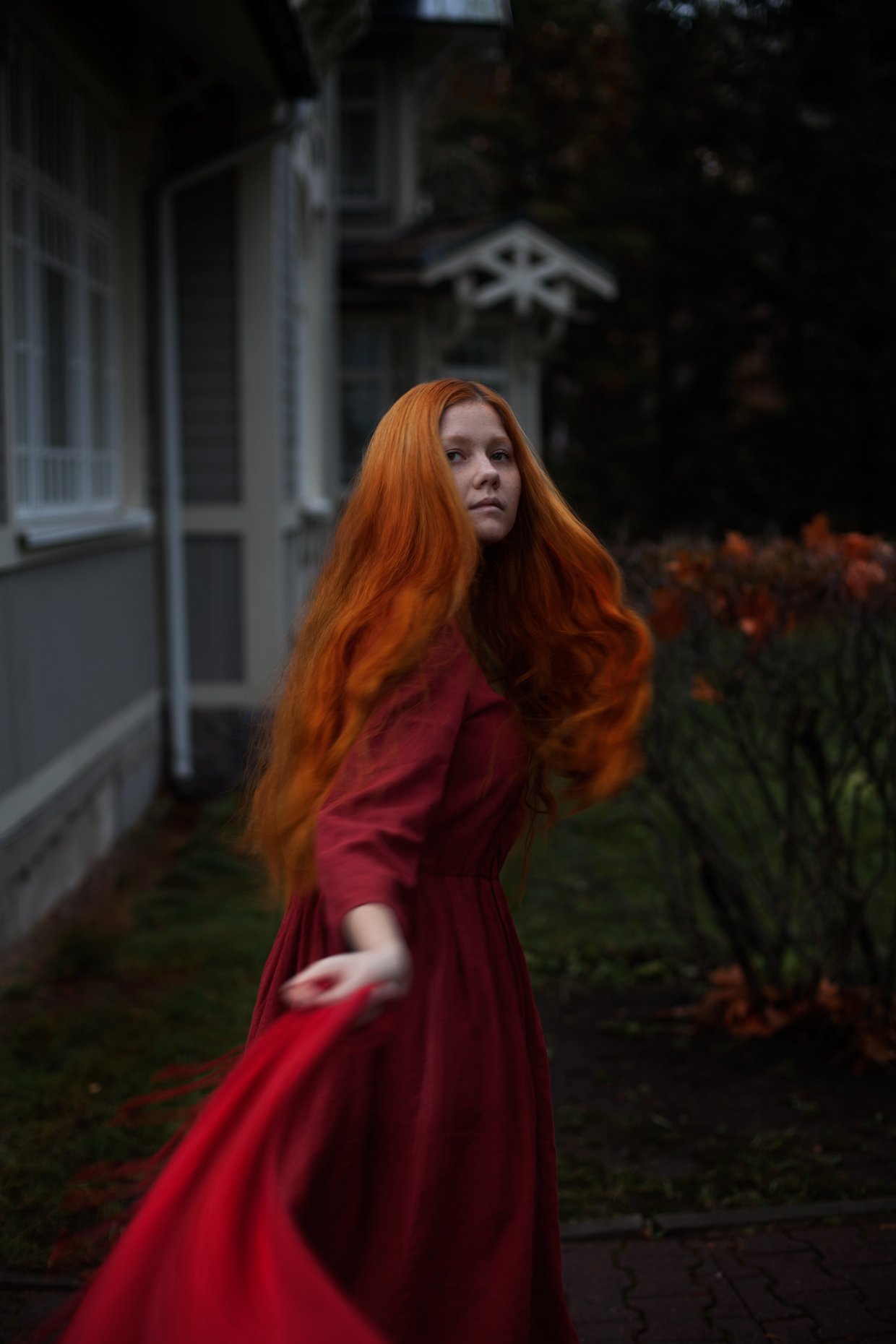 портрет волосы движение красное платье, Виталий Гуляев