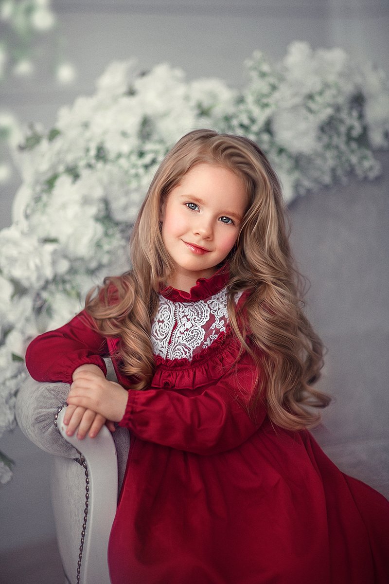 детский портрет, девочка, дети, красное платье, весна , цветы, Настя Саврицкая