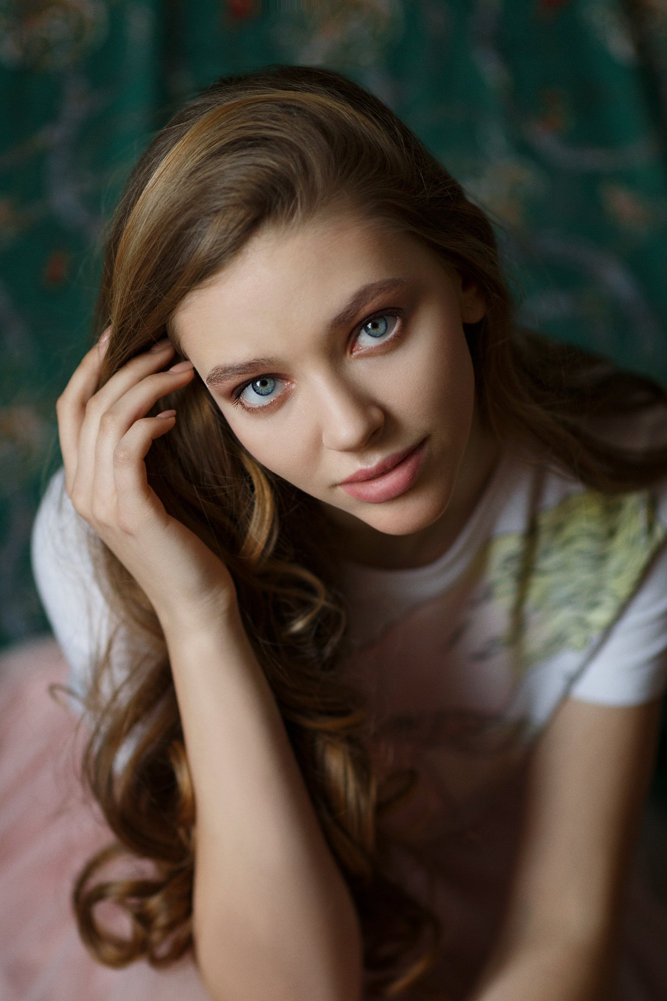 красивые глаза, длинные волосы, нежная девушка, студия, дневной свет, Оксана Ведмеденко