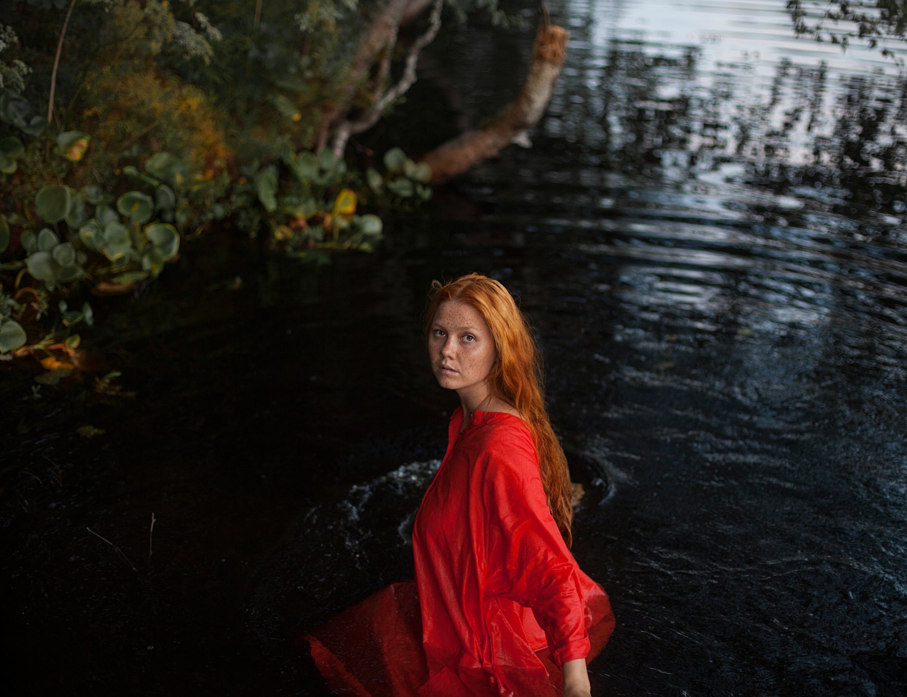 озеро,красное платье,купание,девушка в красном платье,природа, Виталий Гуляев