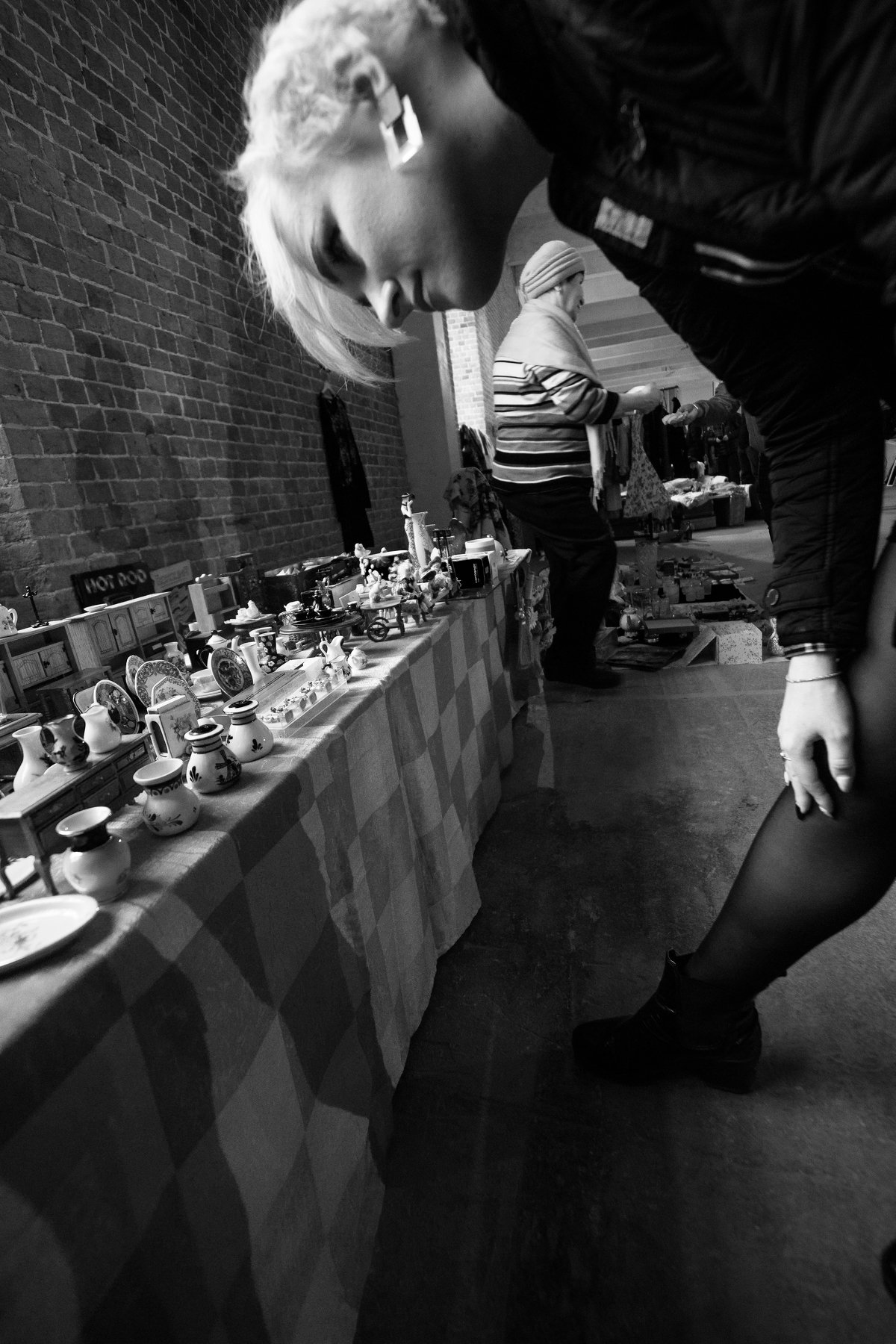 Барахолка, музей Москвы, sekond hand, прилавок, рассматривать, ближе, статуэтки, фарфор, торговля, посуда, женщина, Дмитрий Ткаченко