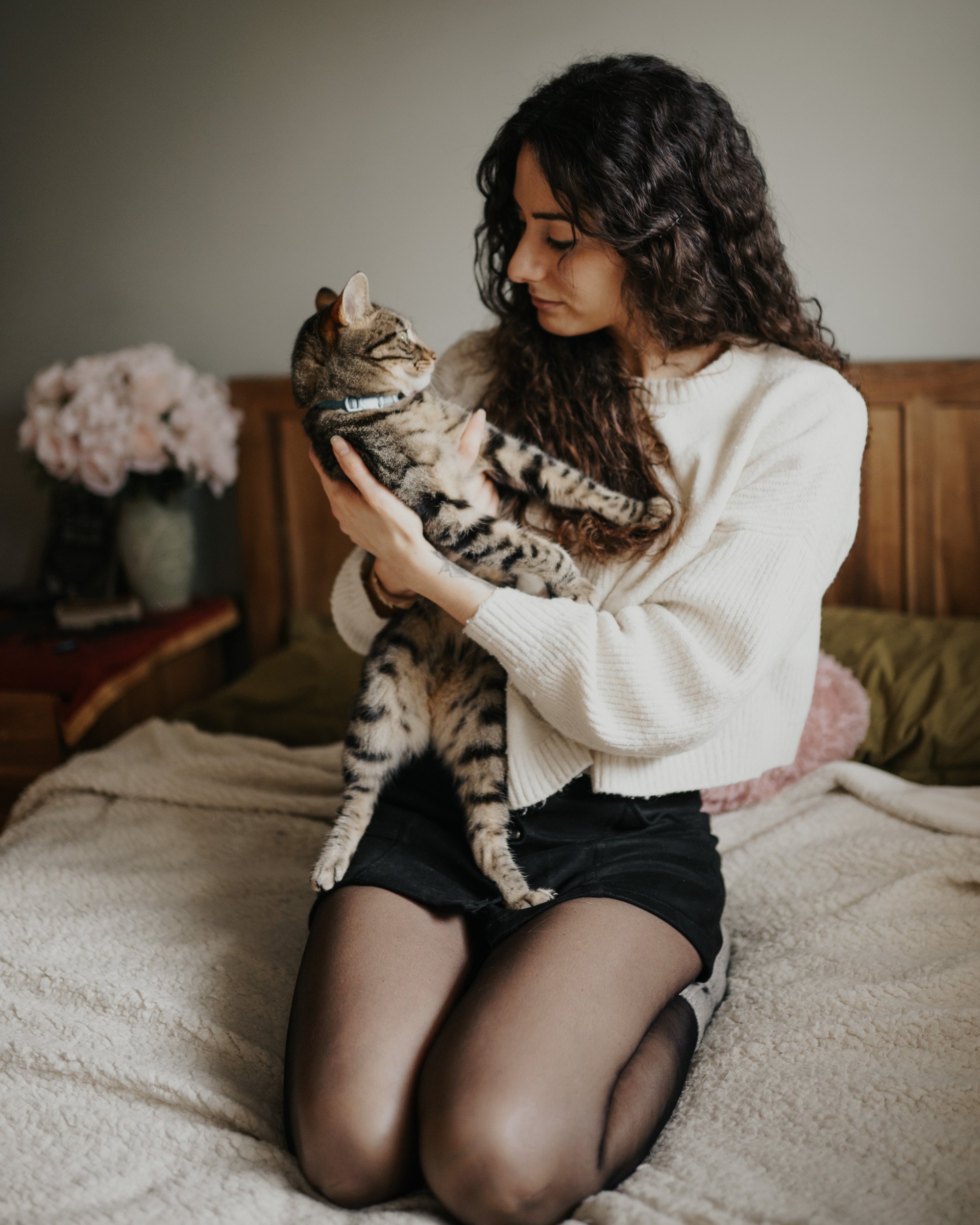 female, woman, portrait, cat, bedroom, Bungarda Marius