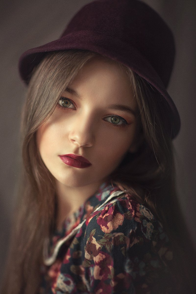 портрет, цвет, бордо, шляпка, девушка в шляпе, платье, свет, крупный план, Настя Саврицкая