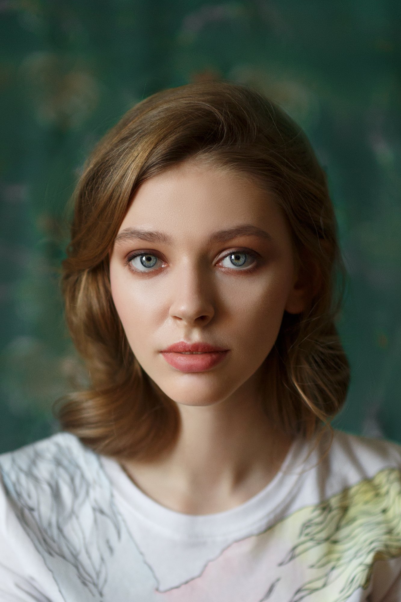 Юная девушка, красавица, взгляд, огромные глаза , длинные волосы, студия, дневной свет., Оксана Ведмеденко