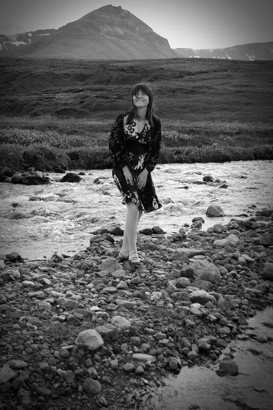девушка, смех, горы, река, ручей, камни, исландия, платье в цветочек, Aleksey
