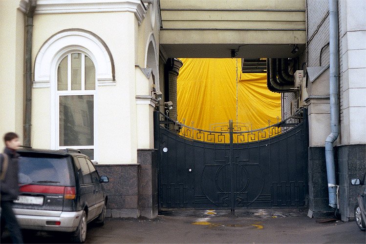 2007, цвет, город, москва, штора, ворота, авто, человек, желтый, труба, окно, canon-eos-300, пленка, Todublin