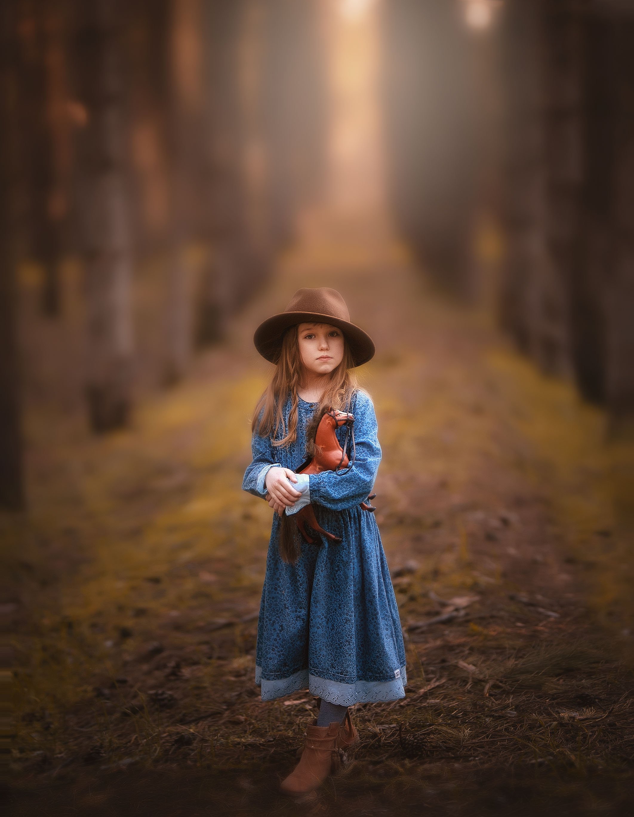 девочка детство вечер лес сосны лошадка игрушка платье шляпа аллея весна, Марина Еленчук