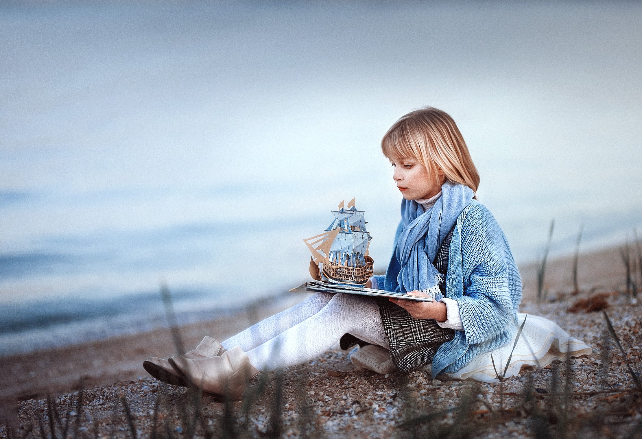 девочка пляж песок море книжка кораблик детство мечты одиночество, Марина Еленчук