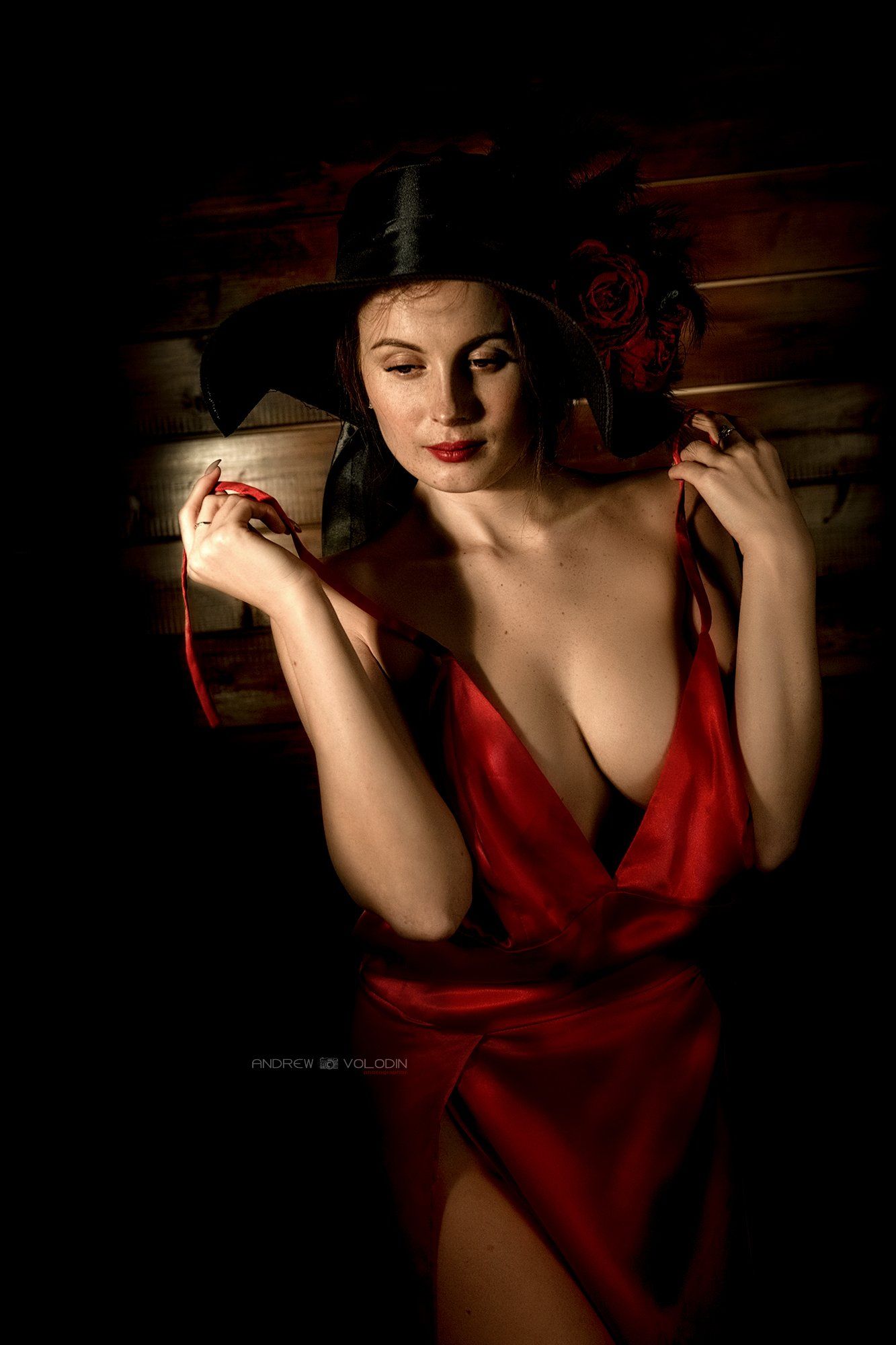 девушка раздевается бретельки платье красное портрет ню, Андрей Володин
