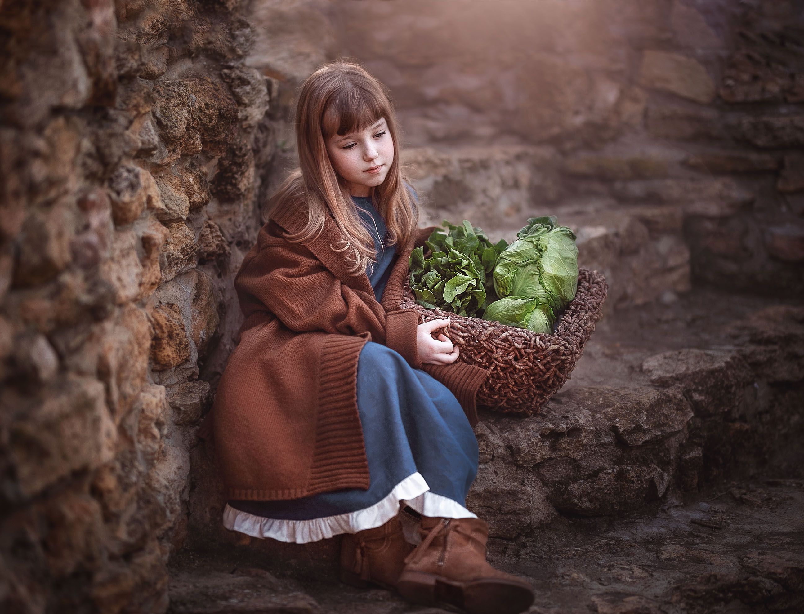 девочка детство крепость корзина зелень капуста шпинат лестница камень средневековье, Марина Еленчук