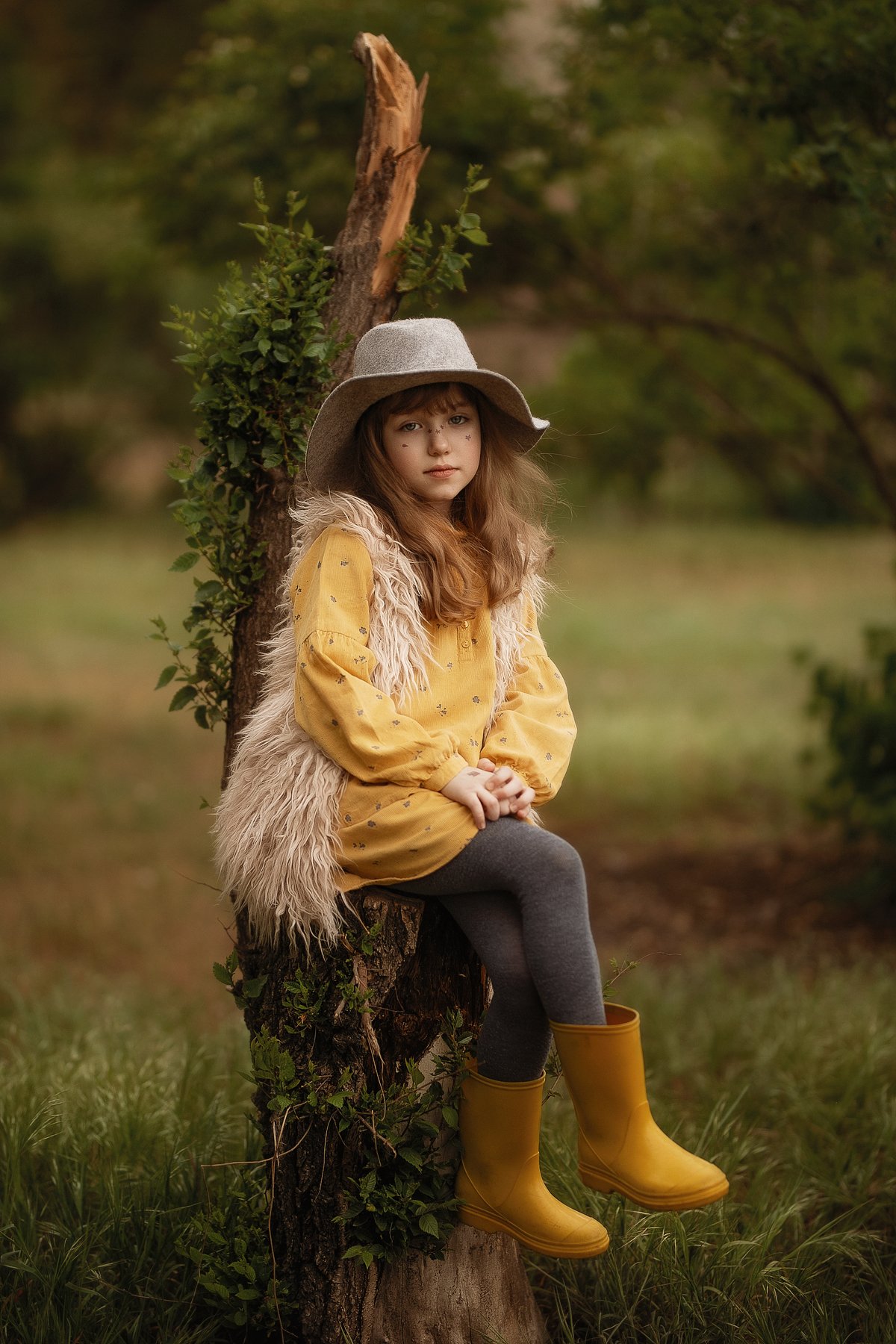 девочка ребенок  детство лес парк пень шляпа зелень весна пасмурно, Марина Еленчук