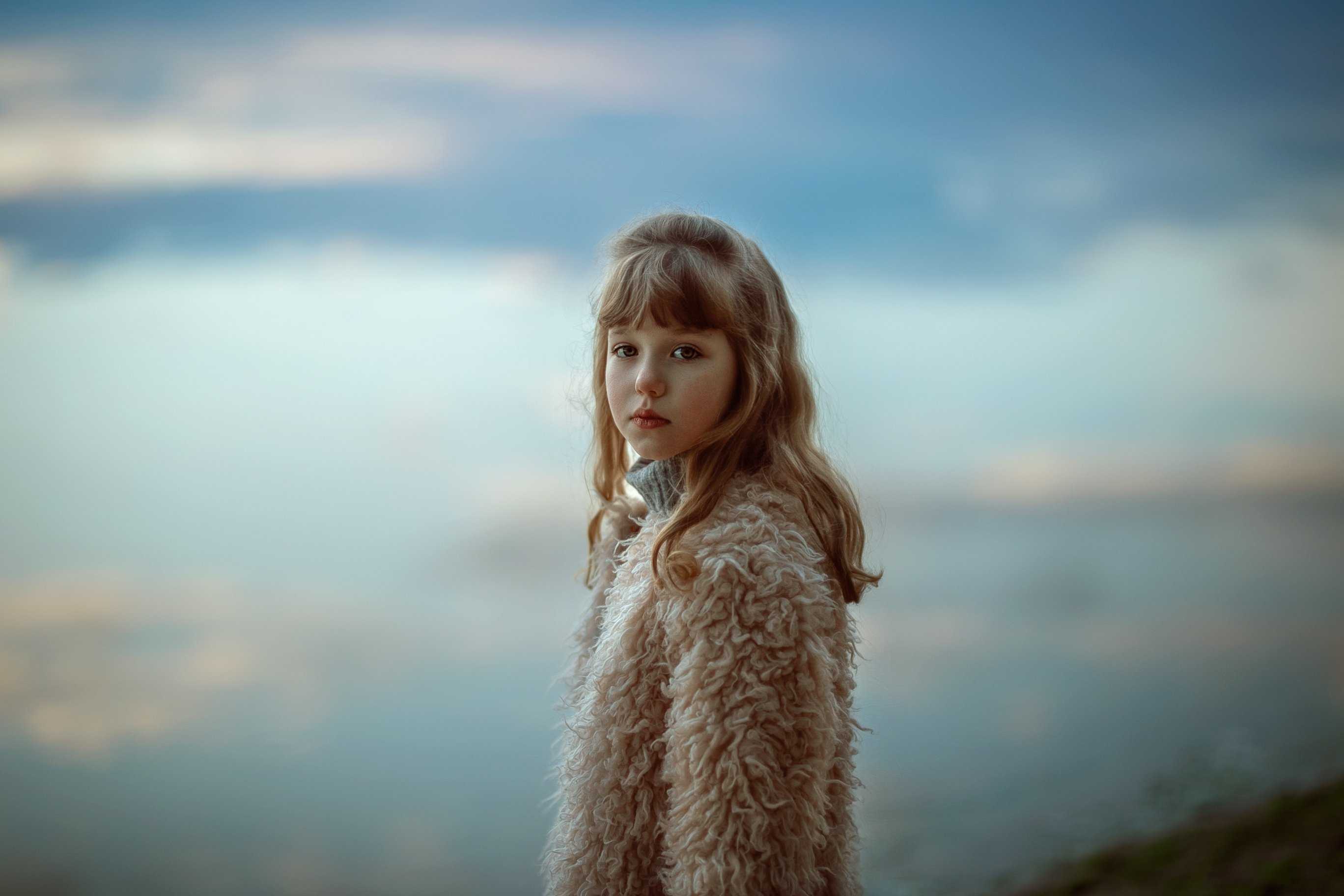 девочка детство прогулка река отражение небо шуба взгляд одиночество настороженность, Марина Еленчук