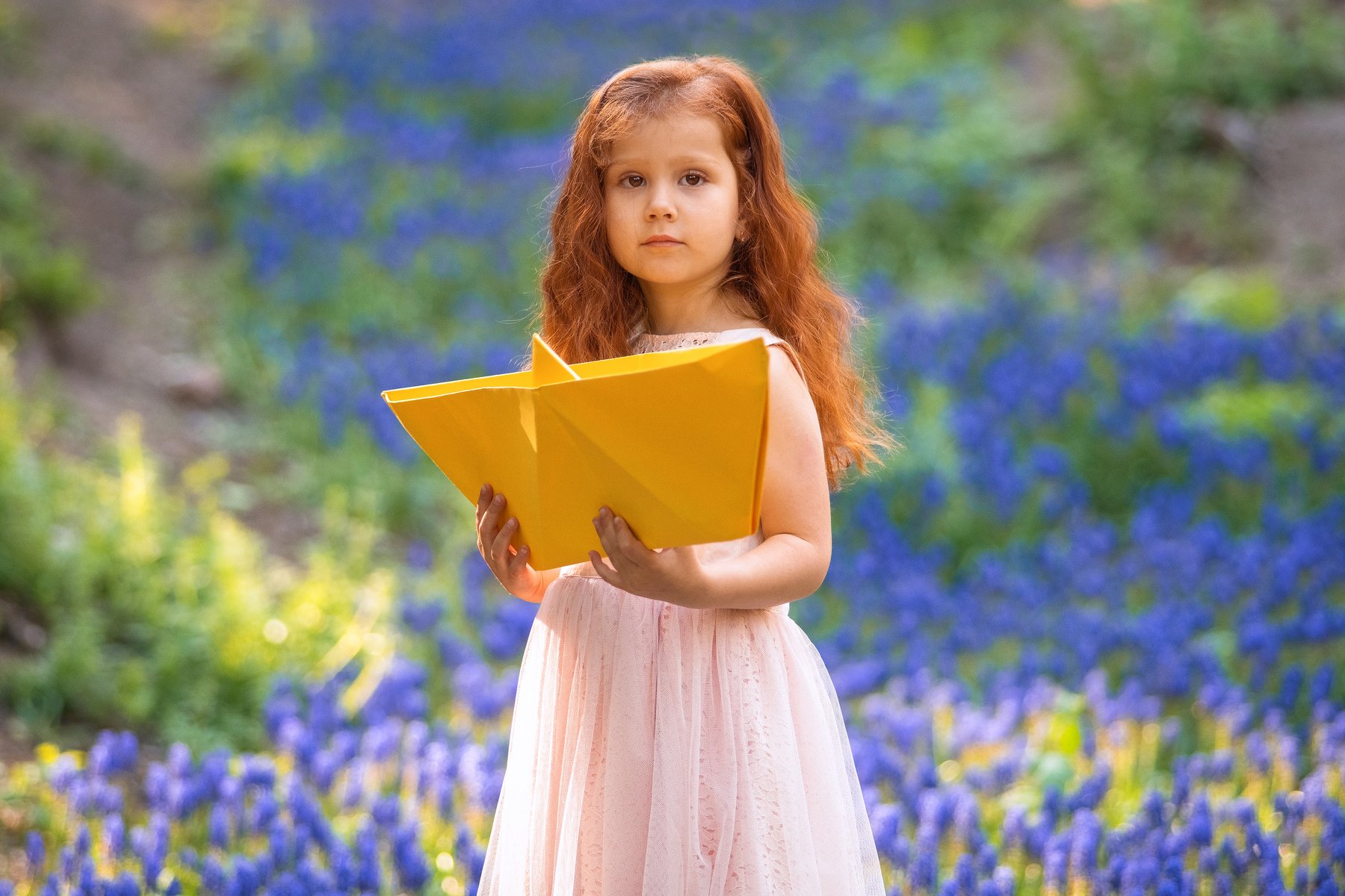 Девочка бумажный краблик желтый синий Мускари цветы весна, Ольга Алехина