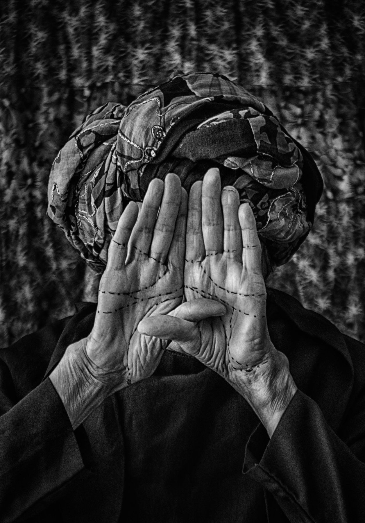 woman, life, hands, old age, conceptual, black and white, женщина, жизнь, руки, старость, концептуально, черно-белое, Teodora Sarbinska