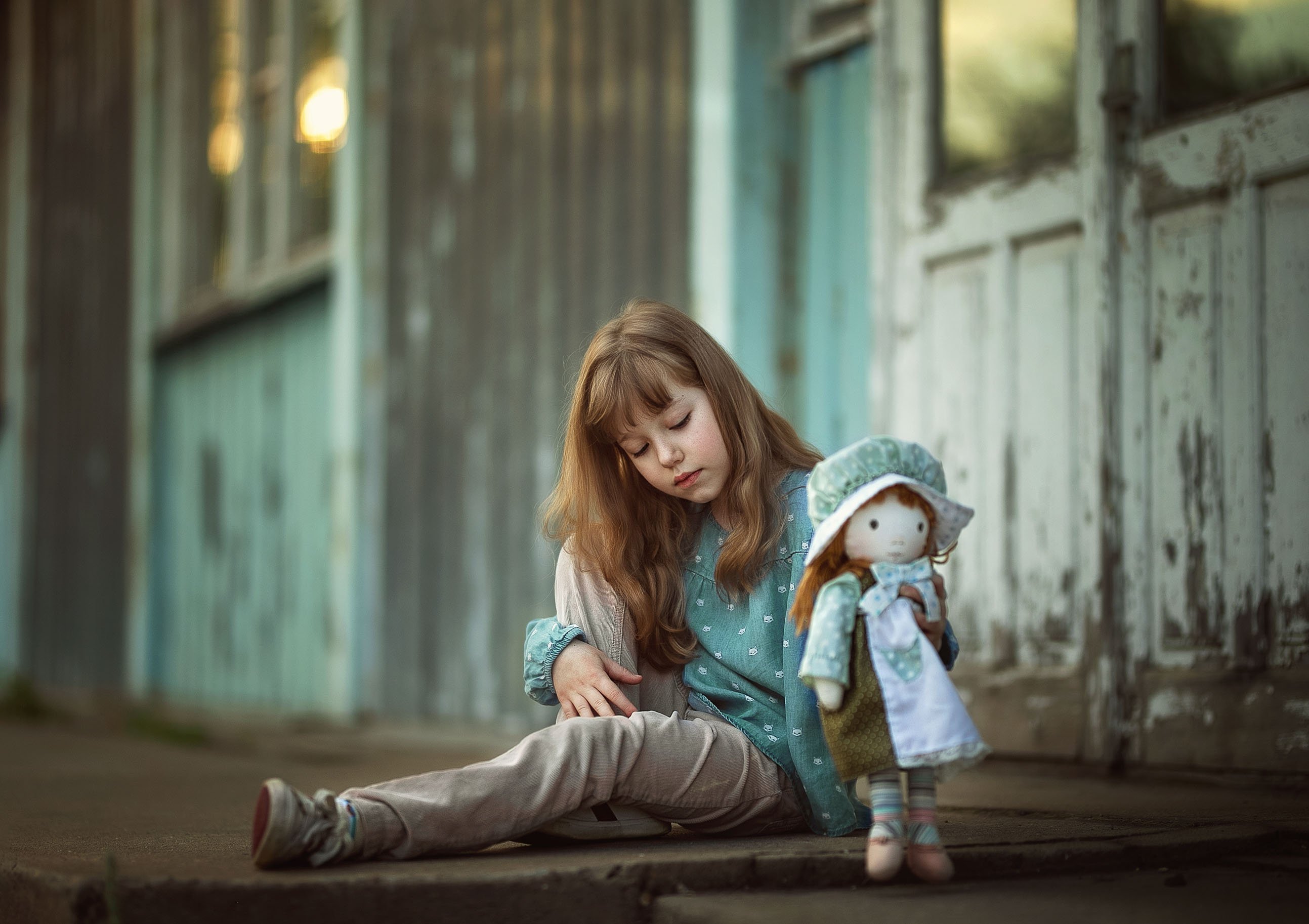 детство девочка игра кукла дочки-  матери улица старый дом, Марина Еленчук