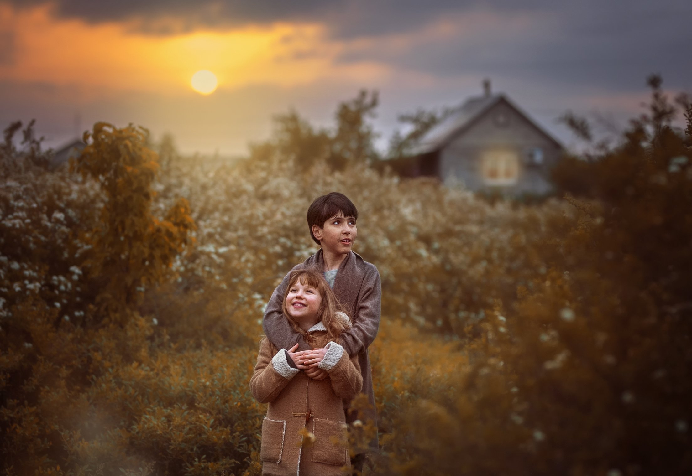 дети кузены  деревня весна закат радость веселье домик цветущие кусты отдых, Марина Еленчук