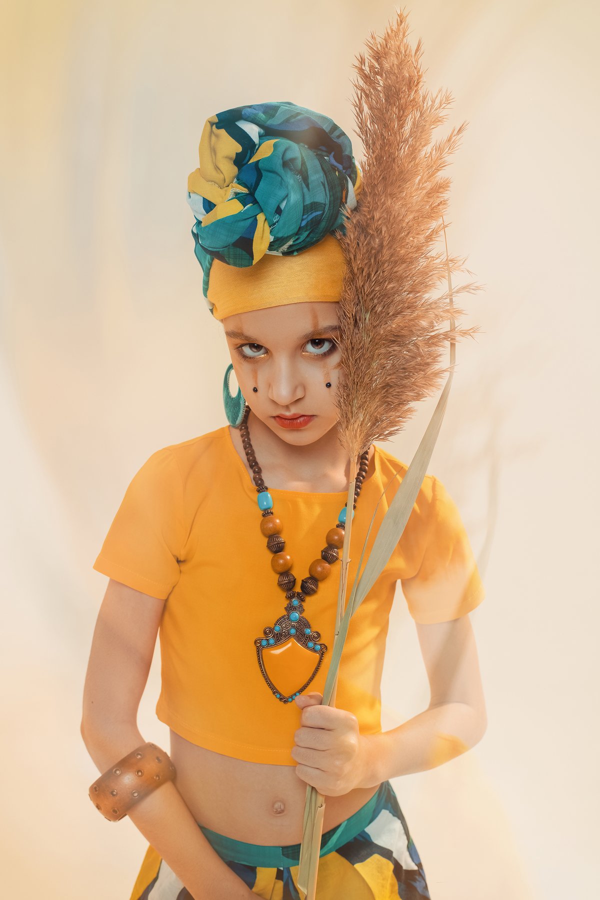 Девочка желтый зеленый цветы макияж африка тюрбан бижутерия, Ольга Алехина