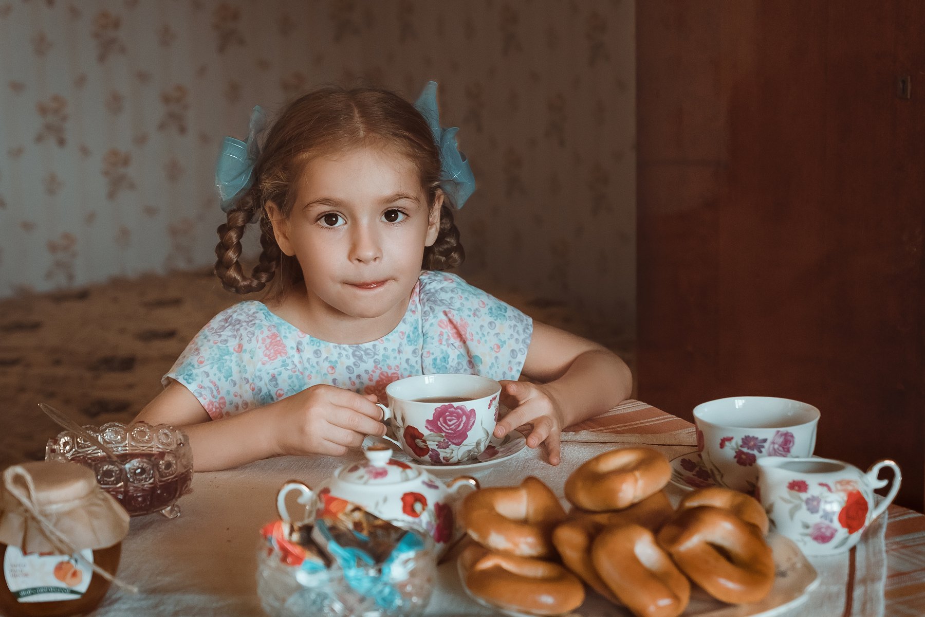 Девочка чай бублики ретро конфеты баранки косички бантики, Ольга Алехина