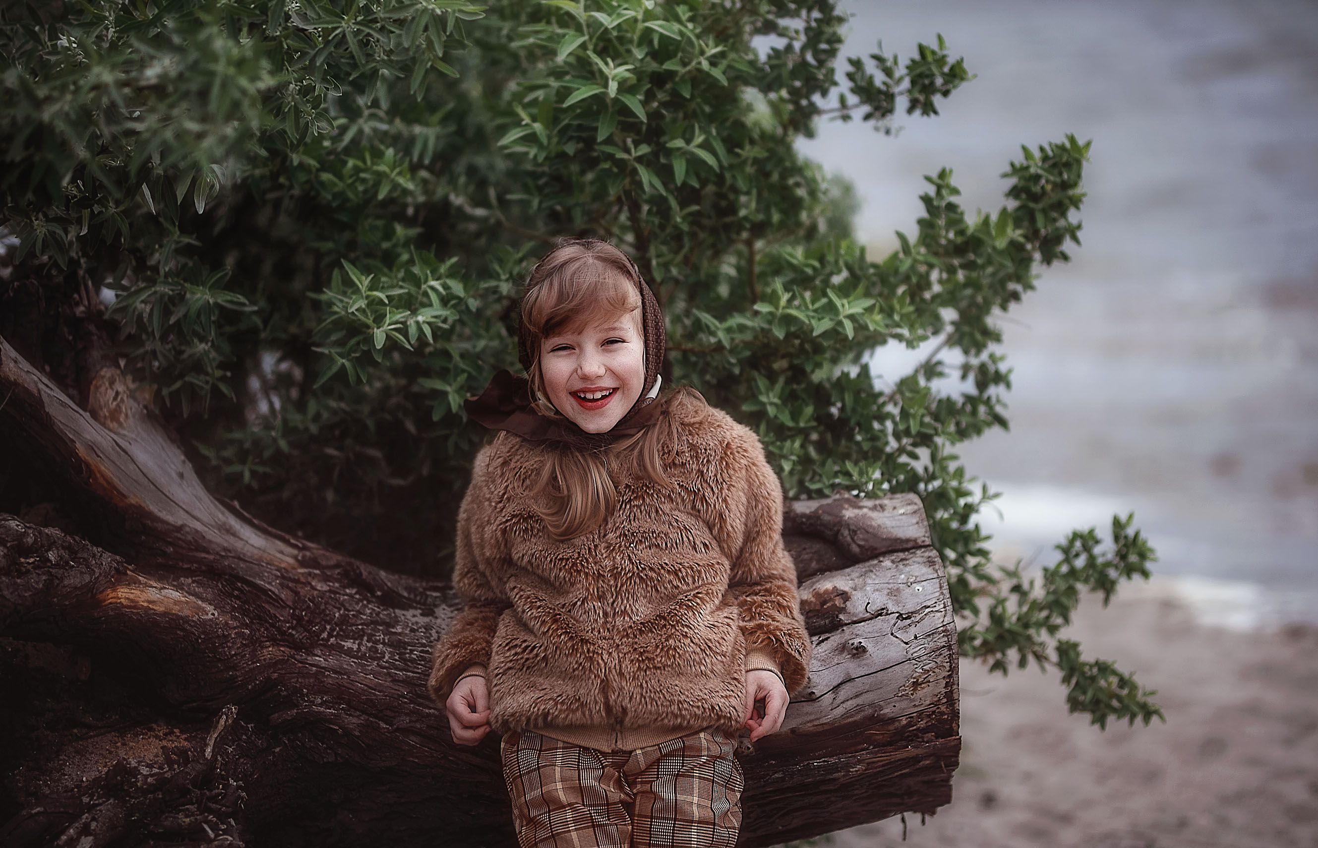 девочка ребенок детство река дерево радость улыбка корень дерева вода ветер, Марина Еленчук