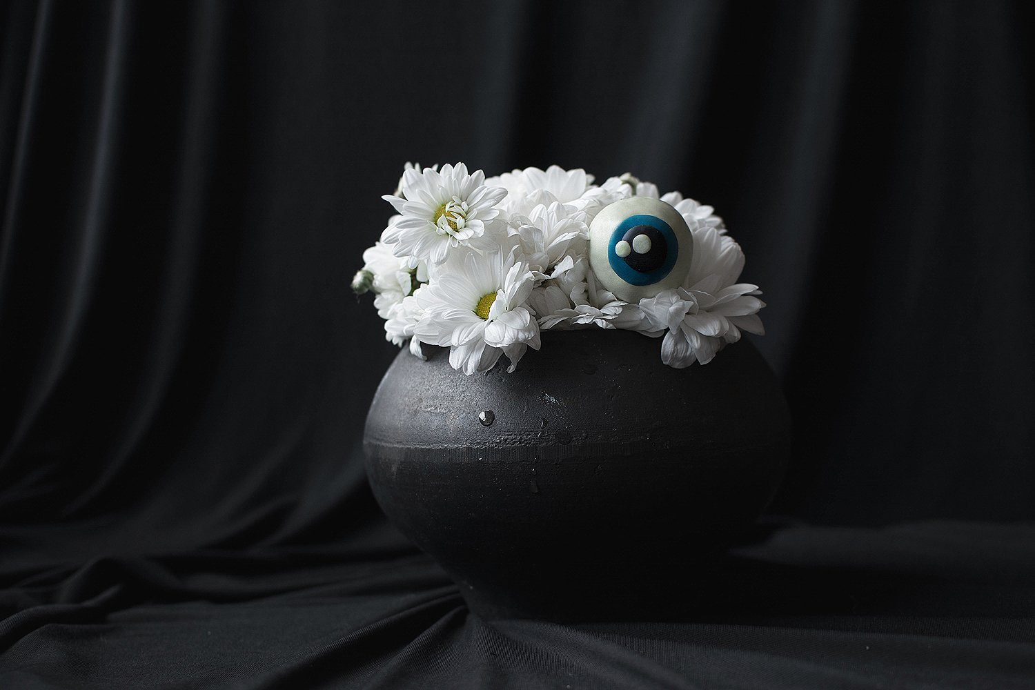 Чугунный горшок, натюрморт, белые цветы, хризантемы, цветы на черном фоне,нежные цветы, хризантемы в гошке, Елена Матросова