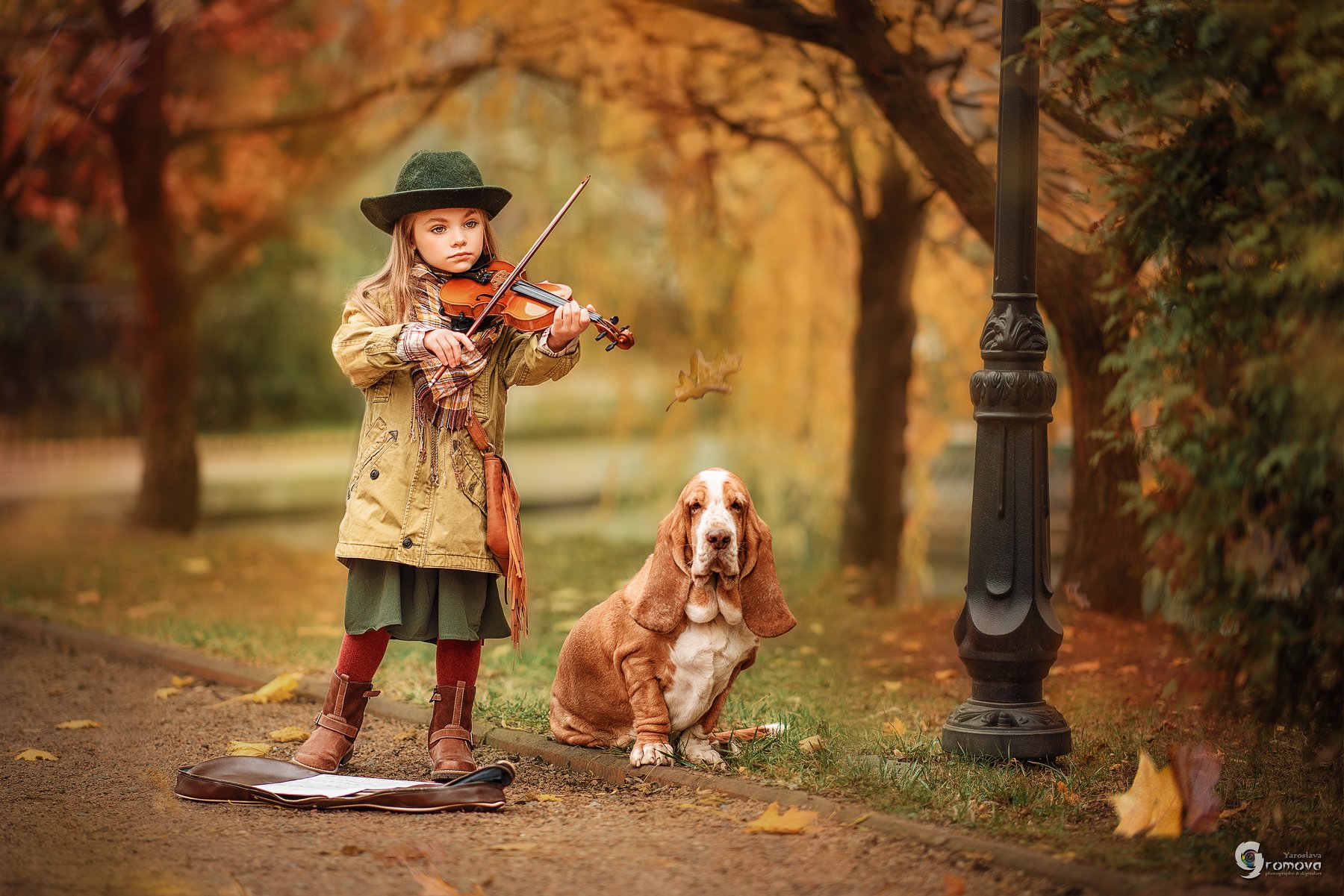 Девочка, скрипка, собака, бассет хаунд, осень, музыка, уличный музыкант, Ярослава Громова