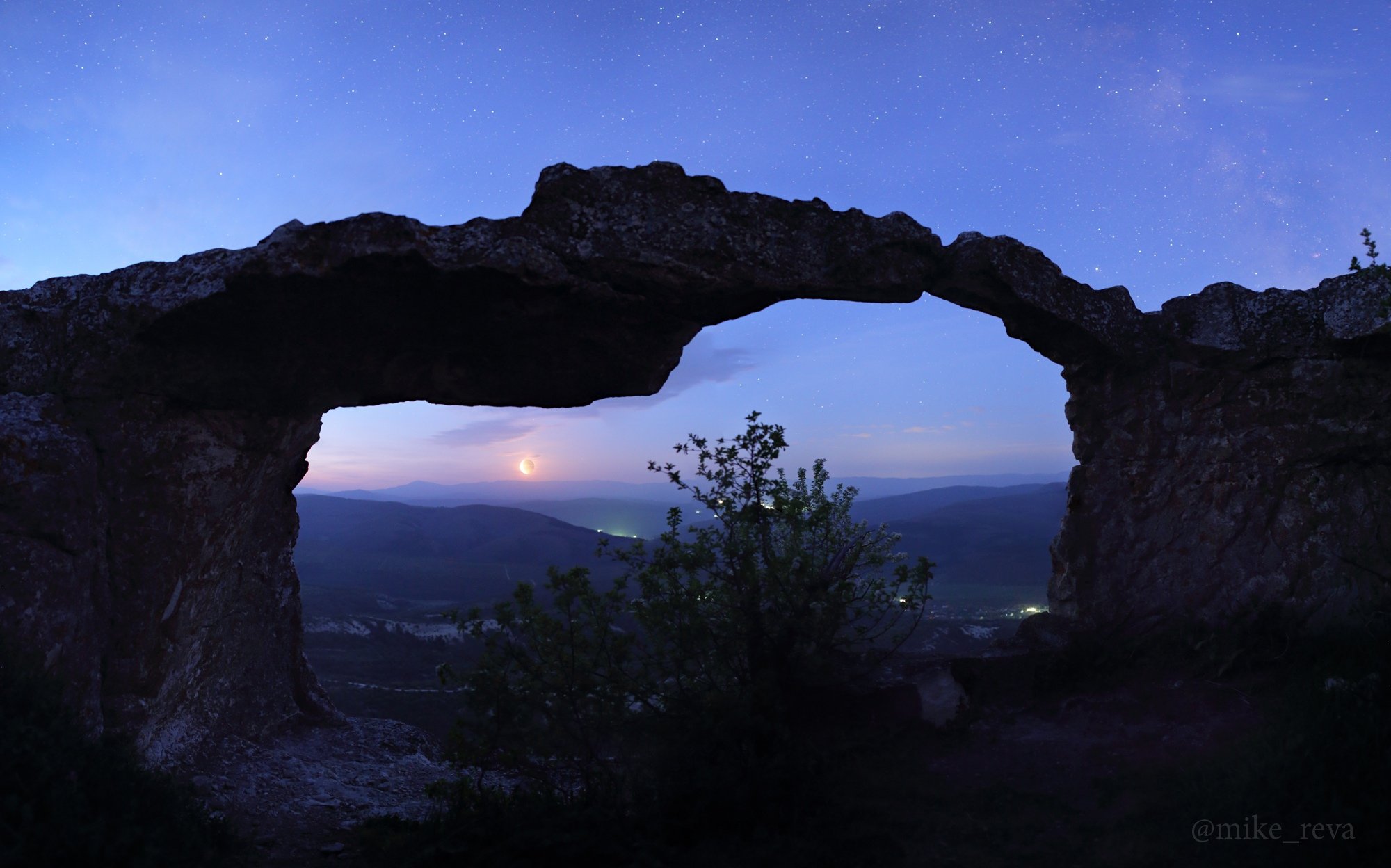 ночь крым ночной пейзаж астрофотография звезды созвездия млечный путь пещерный город тепе-кермен, Михаил Рева