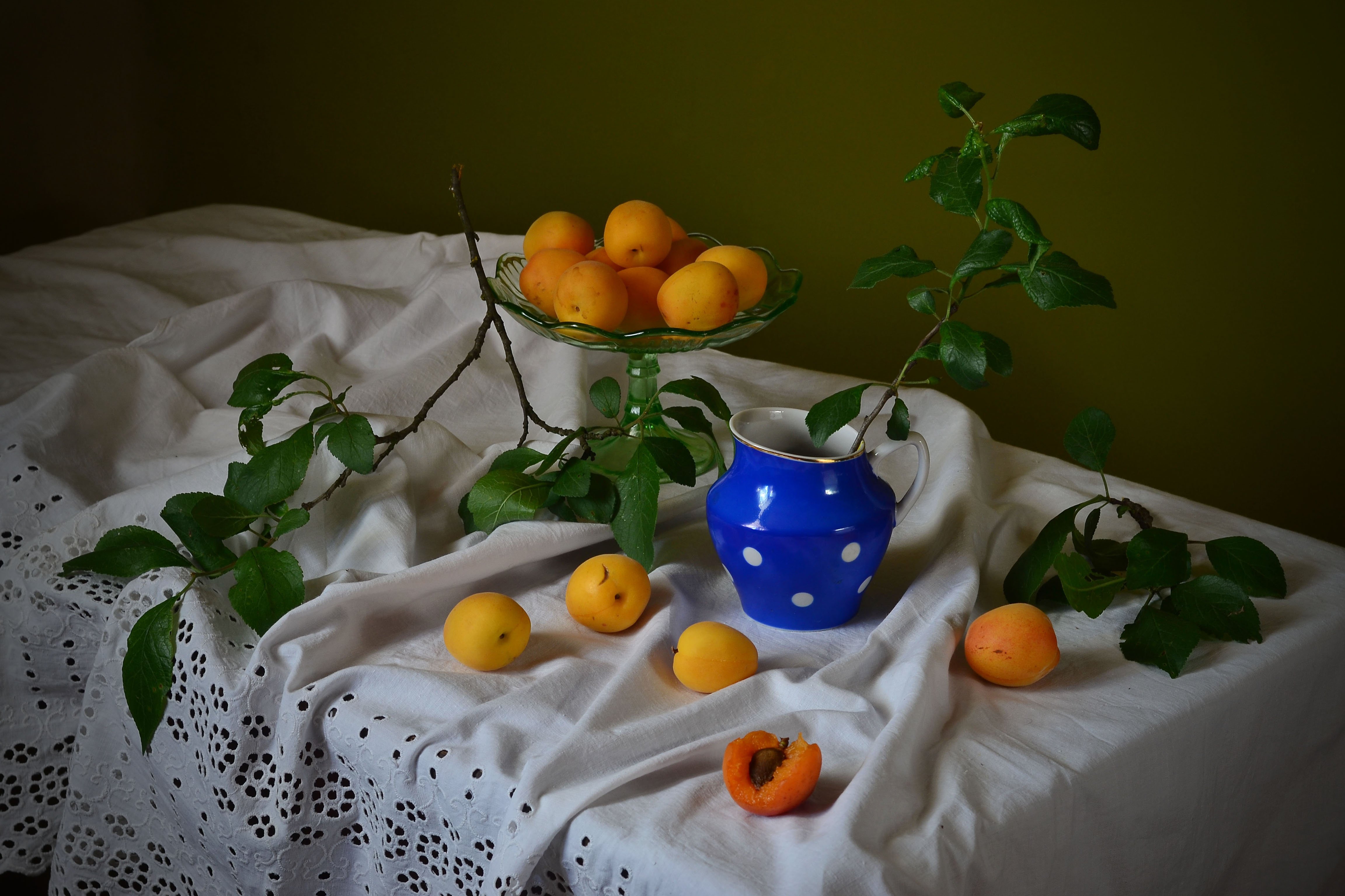 абрикосы, молочник, синий, листья, натюрморт, Оксана Евкодимова