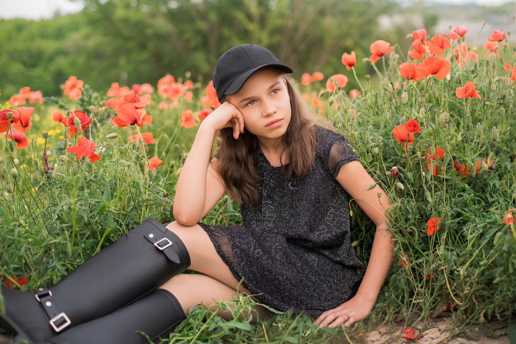 Девочка весна маки черный красный поле лето, Ольга Алехина