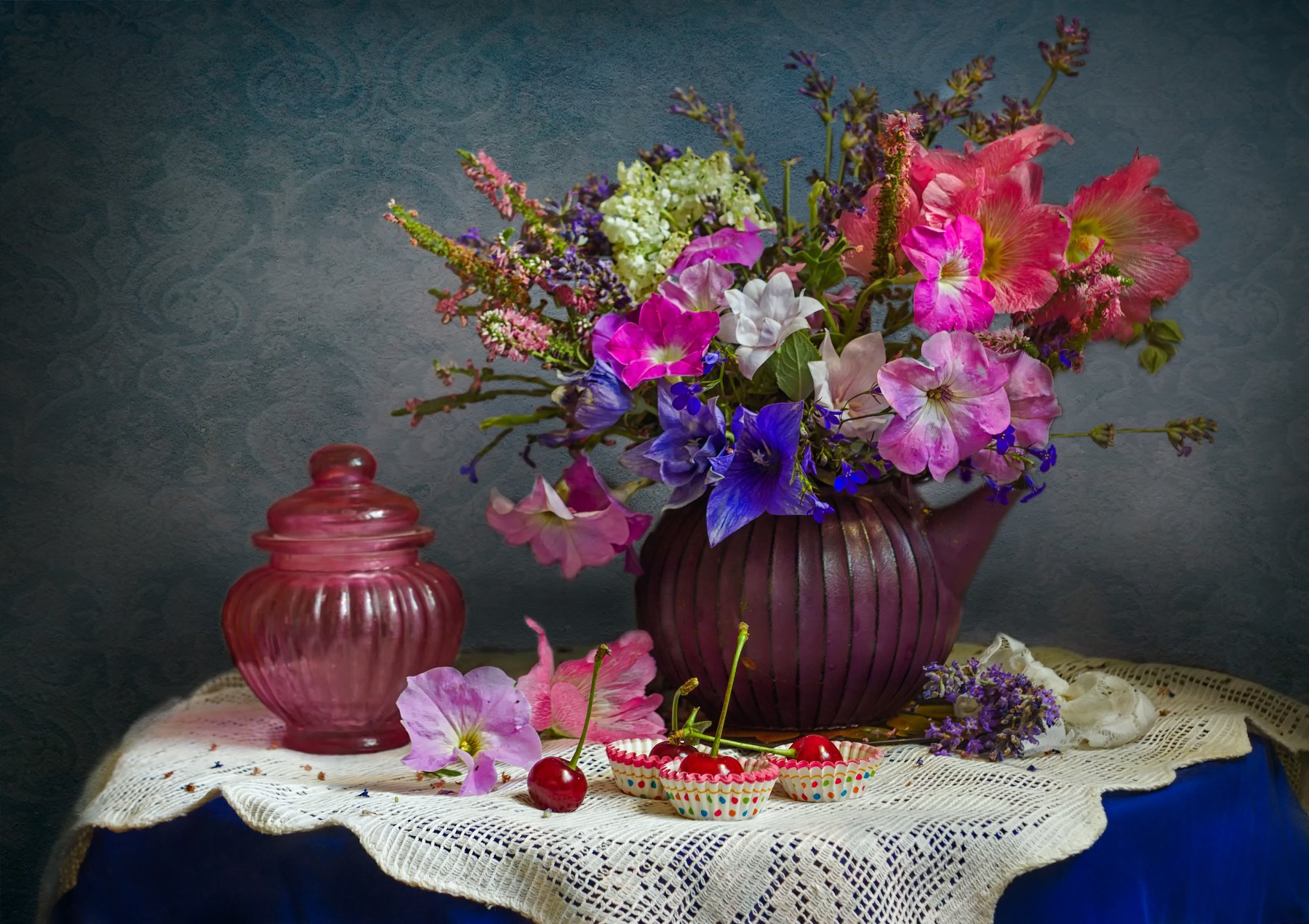 букет цветов, вишенки, розовая ваза,стекло, фиолетовая ваза. натюрморт, Лионелла Зимина